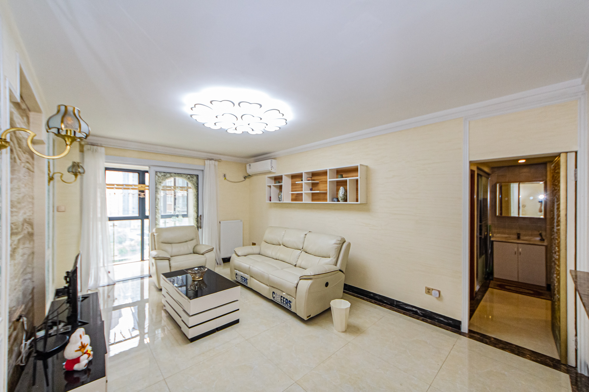 北辰三角洲E5区 3室2厅1卫 132.0万 北辰三角洲E5区 3室2厅1卫 132.0万客厅