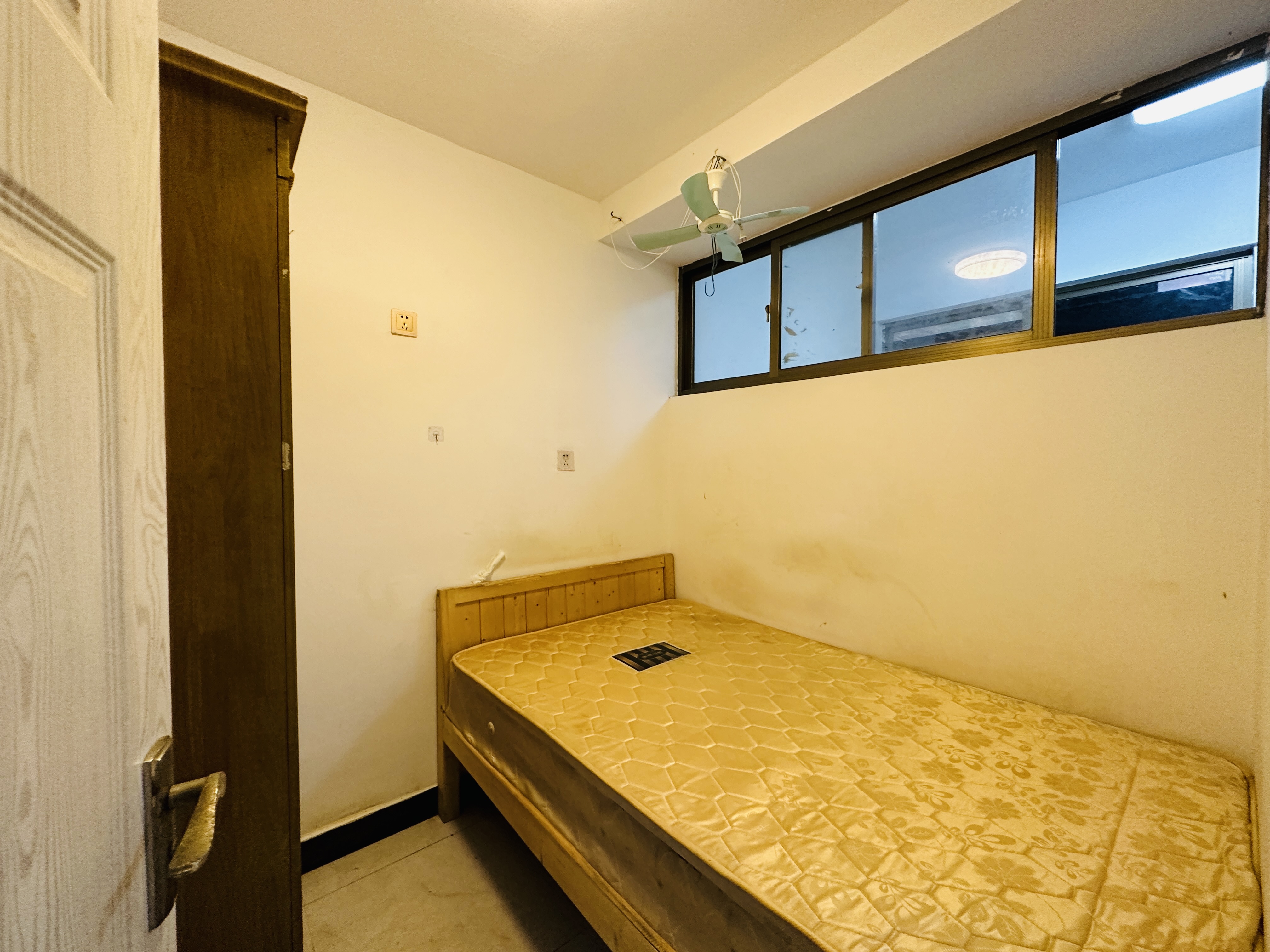 金湾花园  1室0厅1卫    43.0万 金湾花园  1室0厅1卫    43.0万卧室