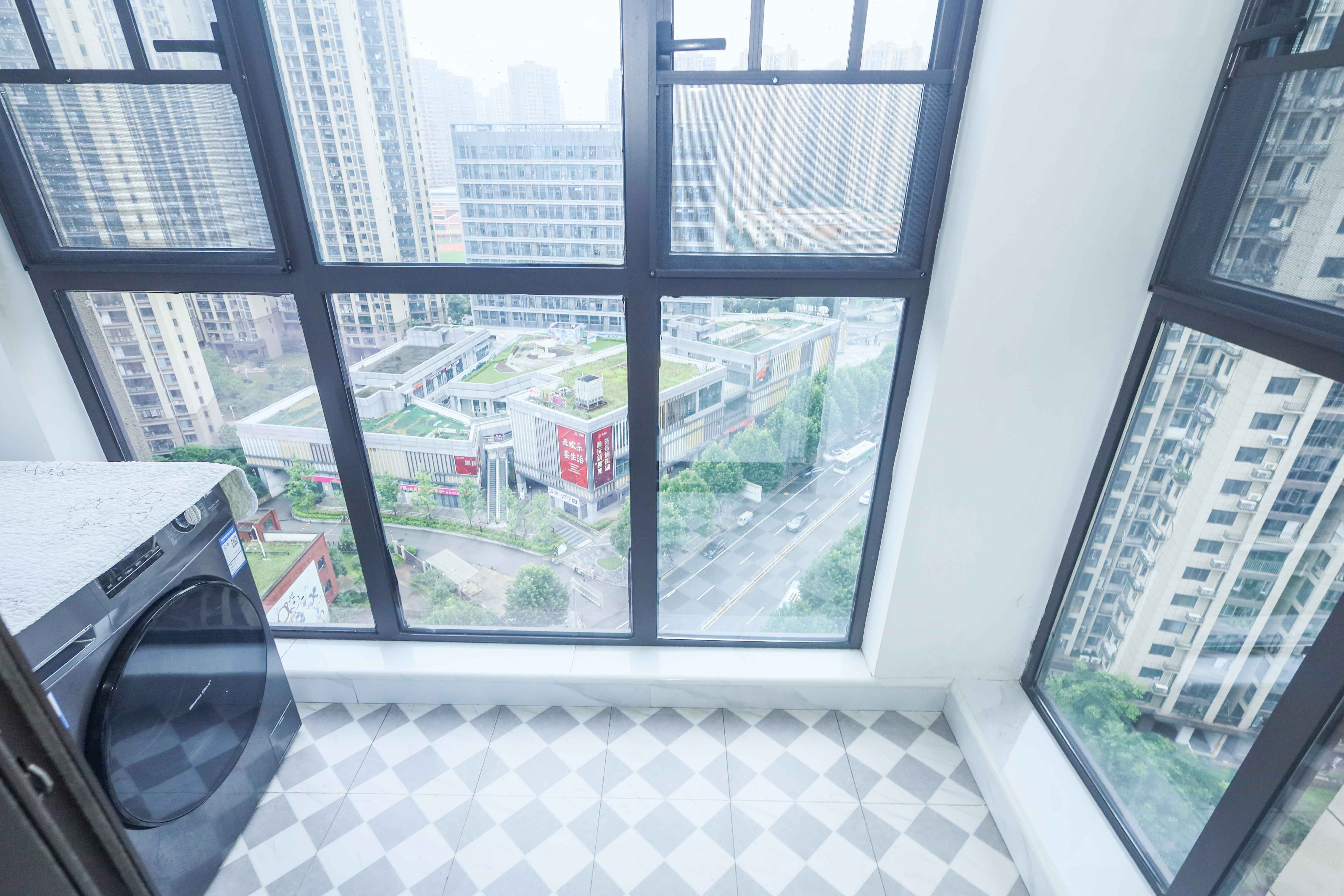 中国铁建梅溪青秀二期  4室2厅2卫   175.00万阳台