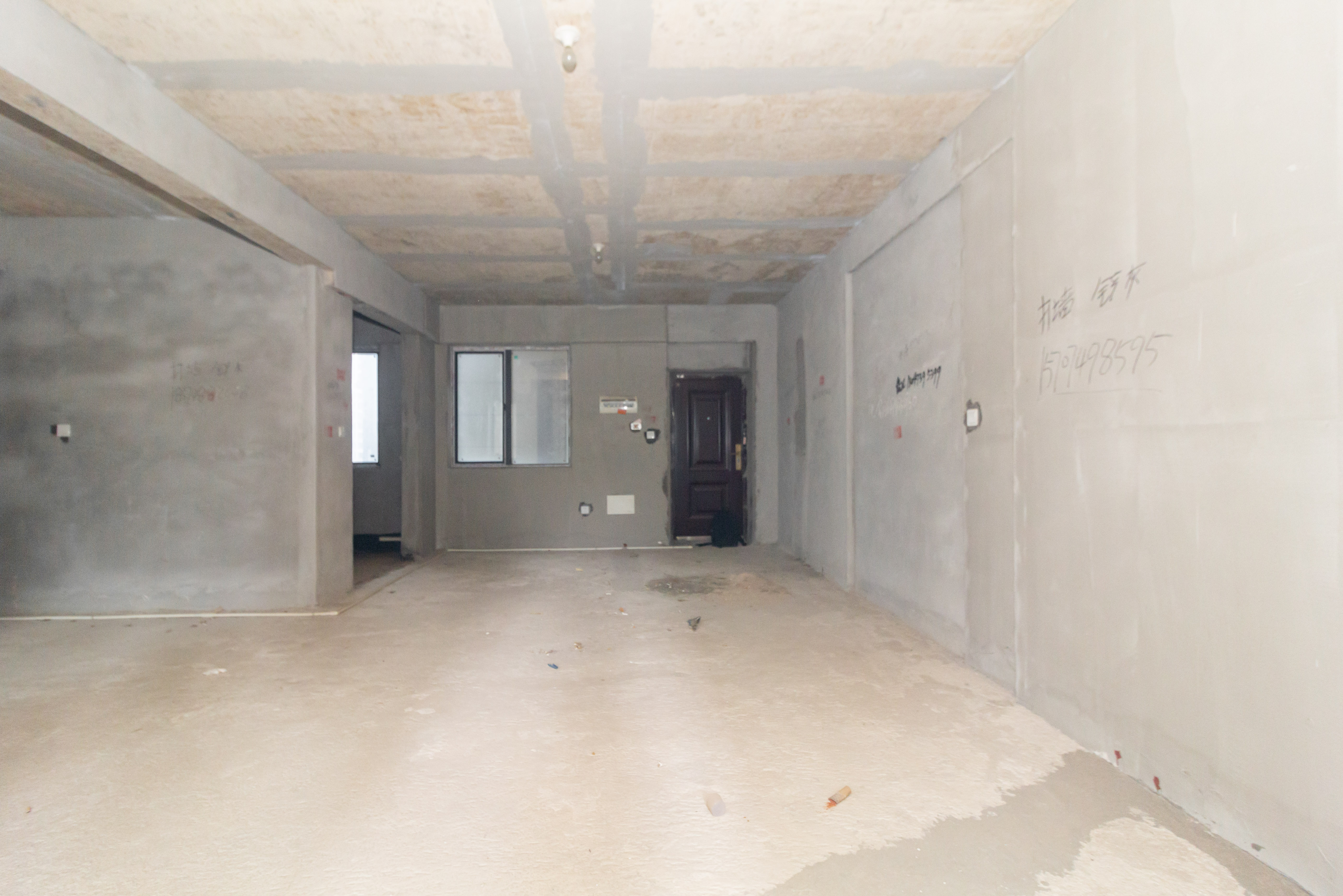 财汇新天地(财汇商务广场) 4室2厅2卫 68.8万 财汇新天地(财汇商务广场) 4室2厅2卫 68.8万客厅