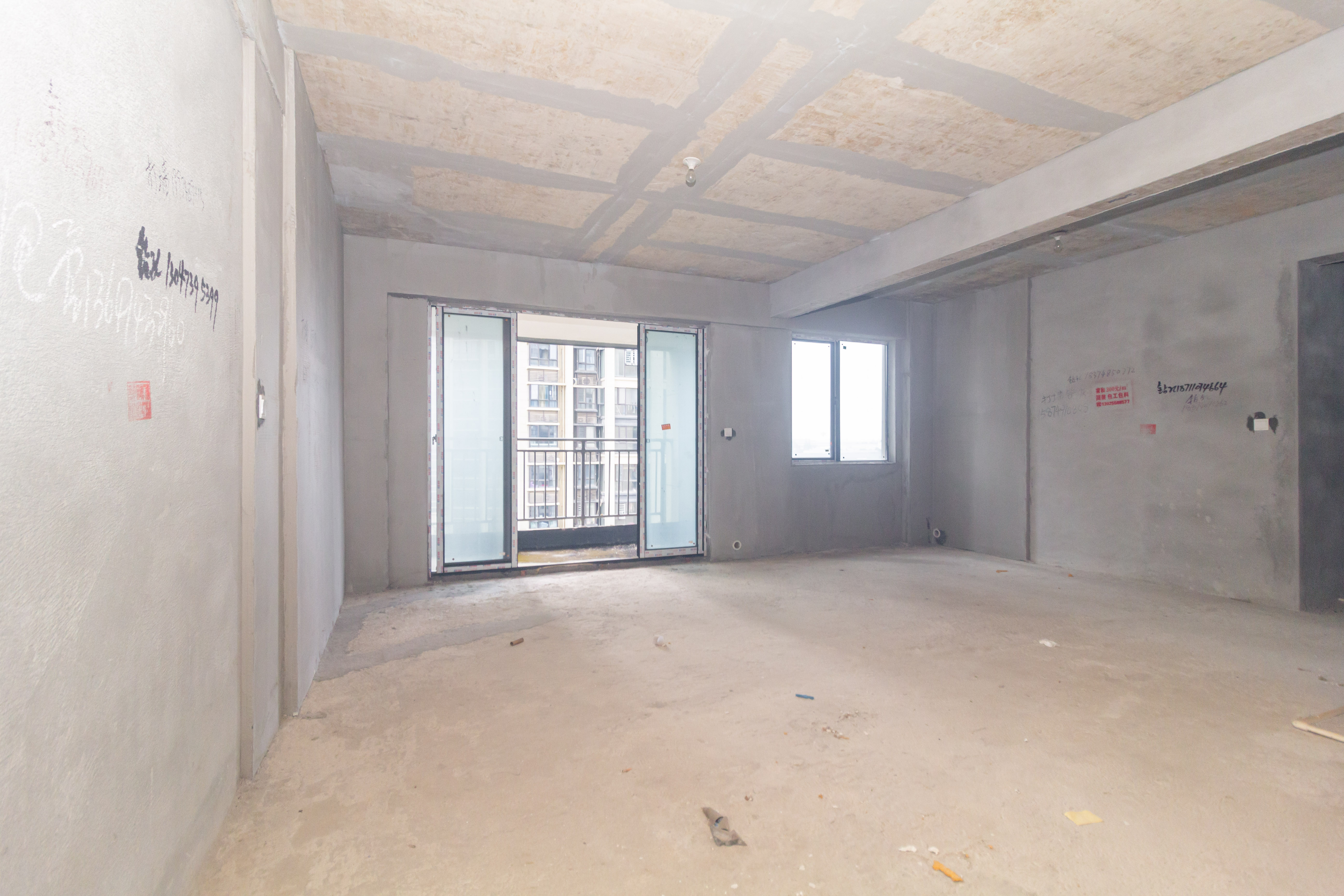 财汇新天地(财汇商务广场) 4室2厅2卫 68.8万 财汇新天地(财汇商务广场) 4室2厅2卫 68.8万客厅