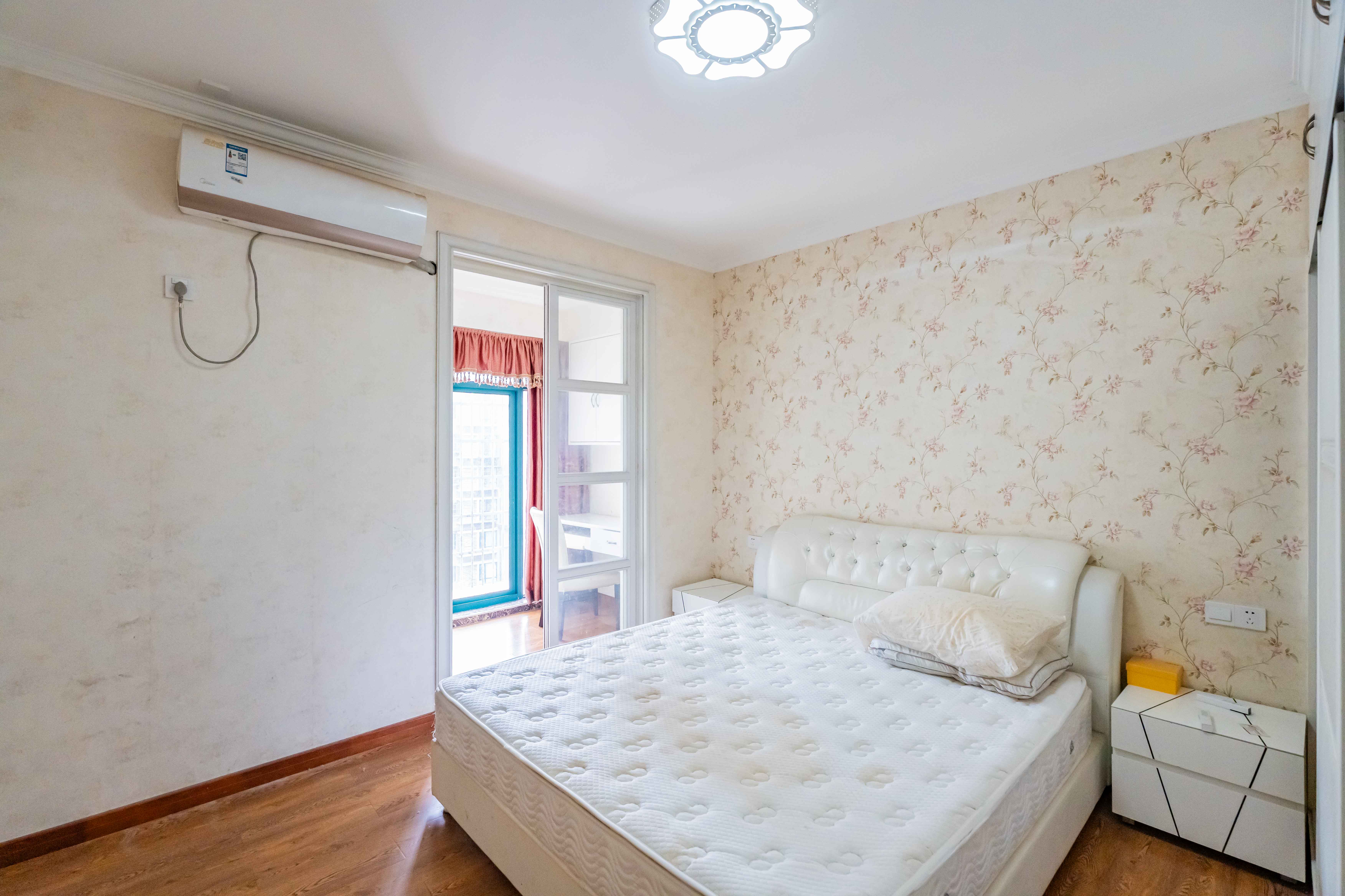 绿洲花园  3室2厅1卫    85.0万卧室