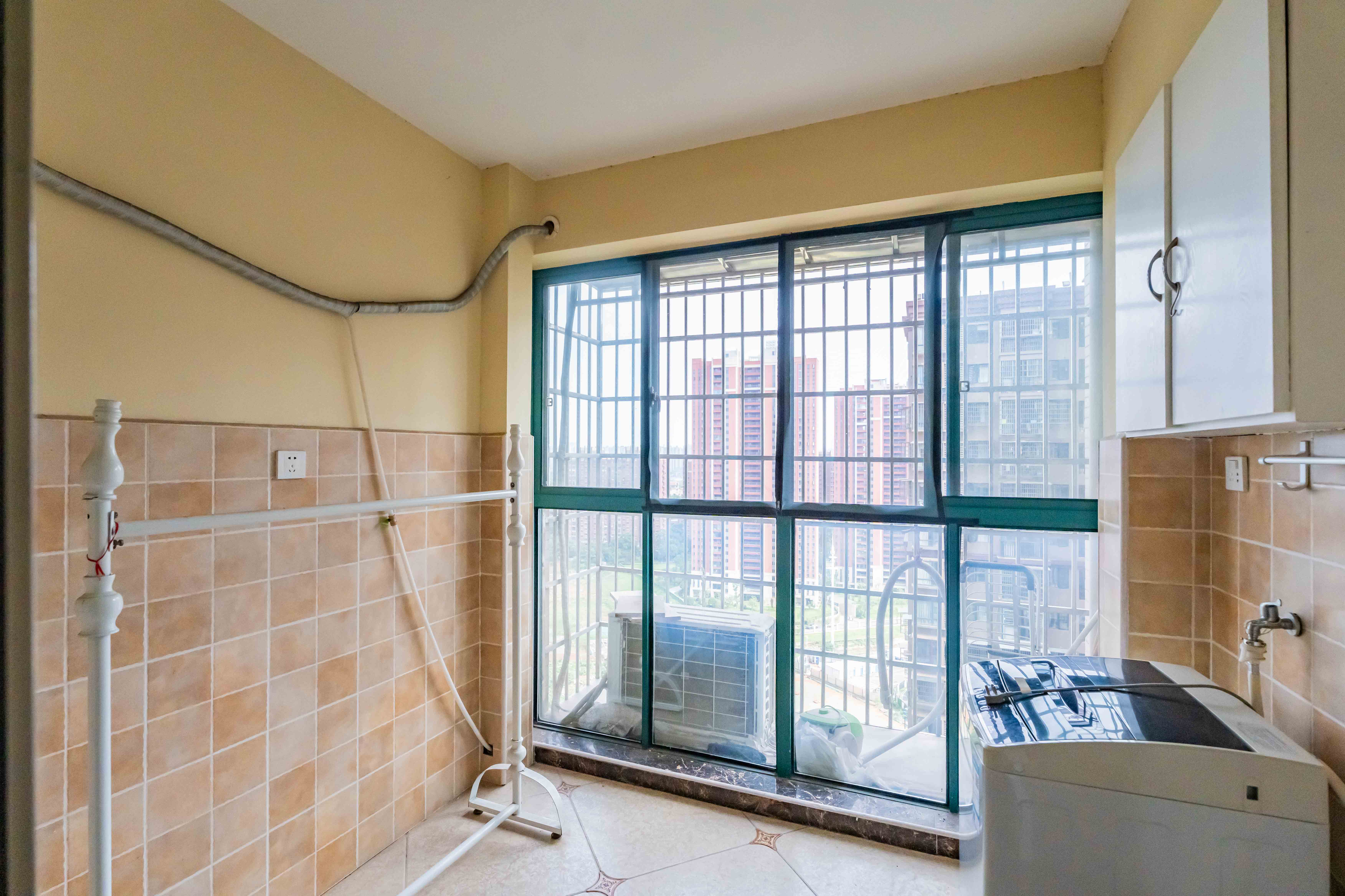 绿洲花园  3室2厅1卫    85.0万阳台