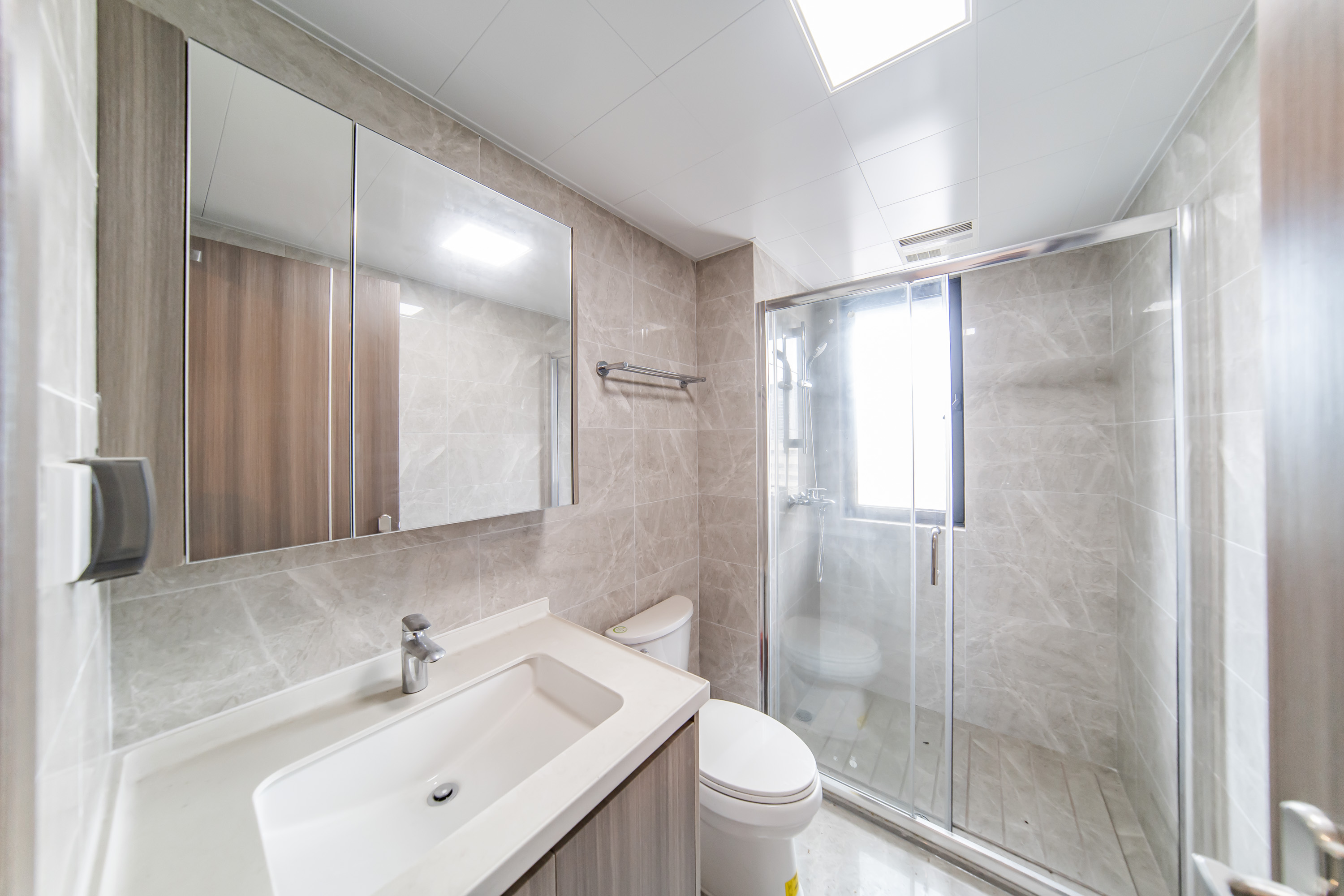 中海阅麓山一期  4室2厅2卫    214.0万 中海阅麓山一期  4室2厅2卫    214.0万卫生间