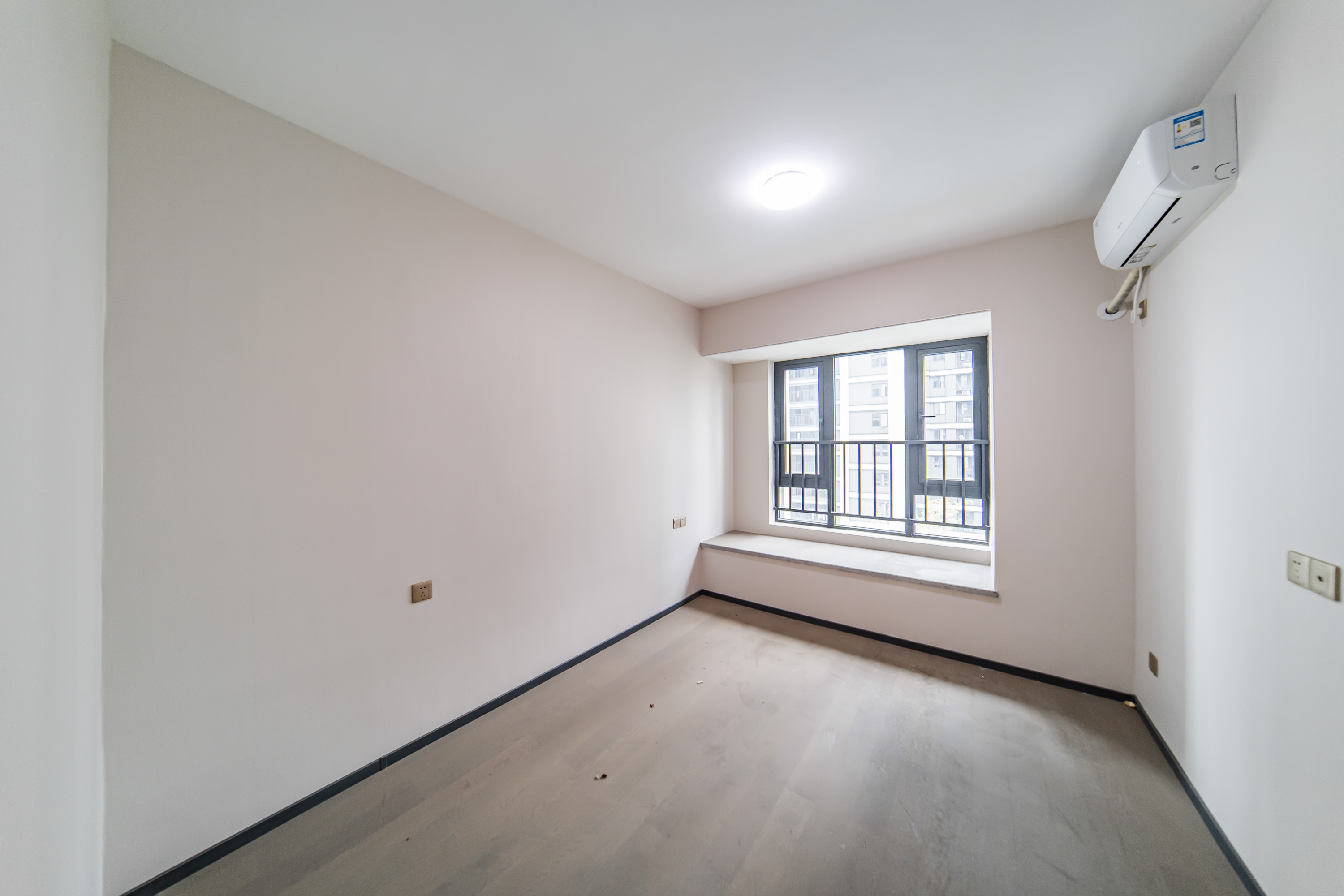 中海阅麓山一期  4室2厅2卫    214.0万卧室