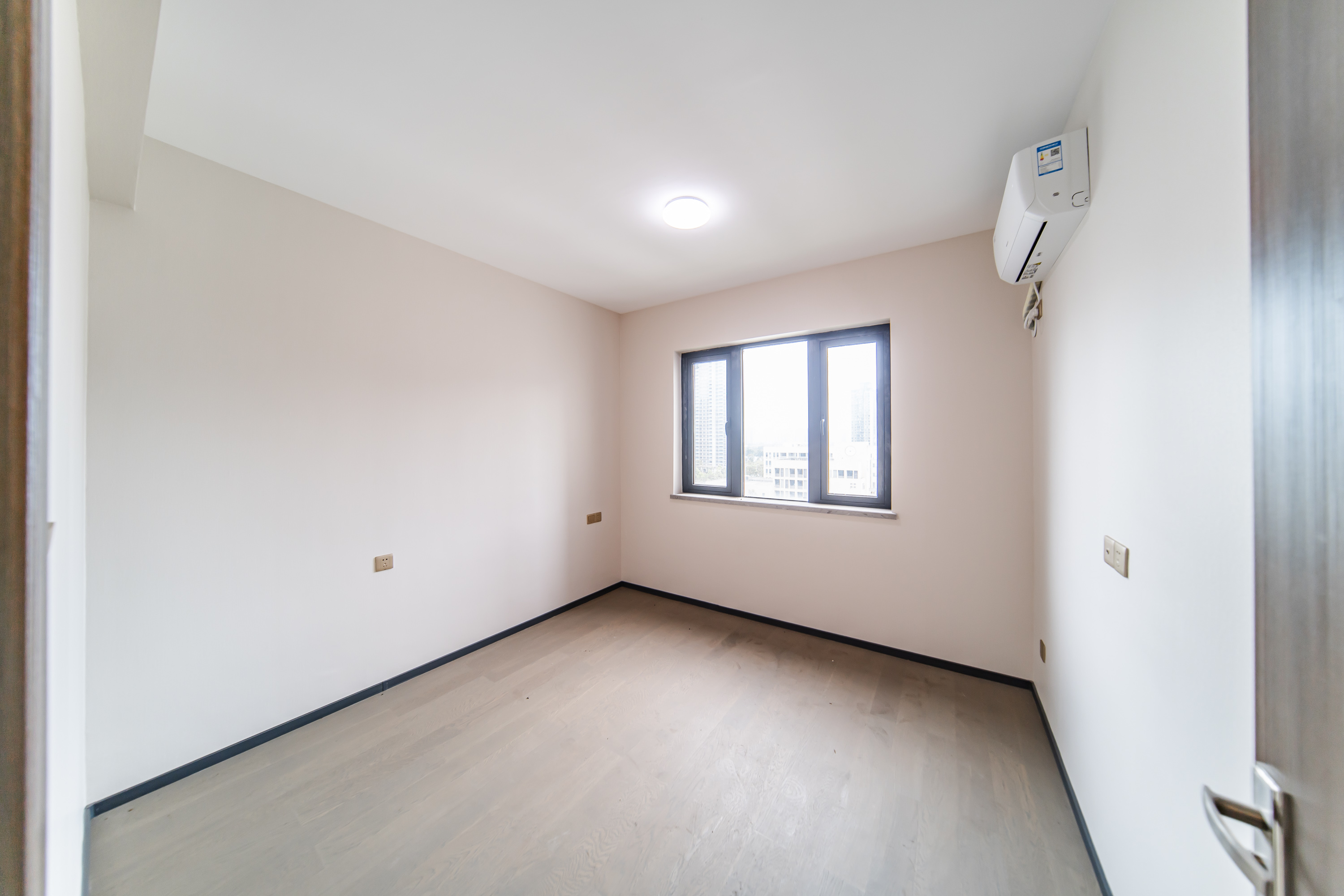 中海阅麓山一期  4室2厅2卫    214.0万卧室