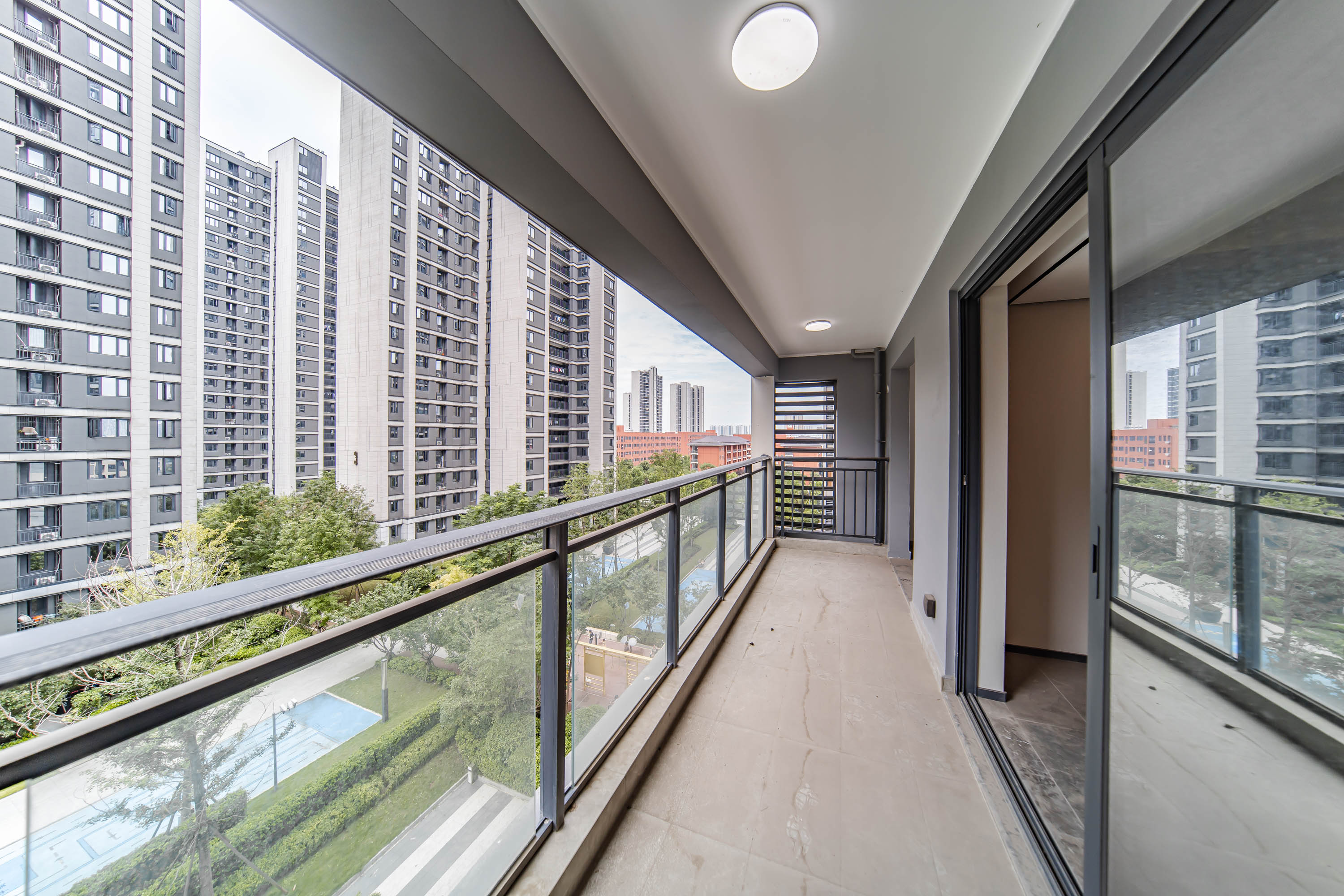 中海阅麓山一期  4室2厅2卫    214.0万阳台