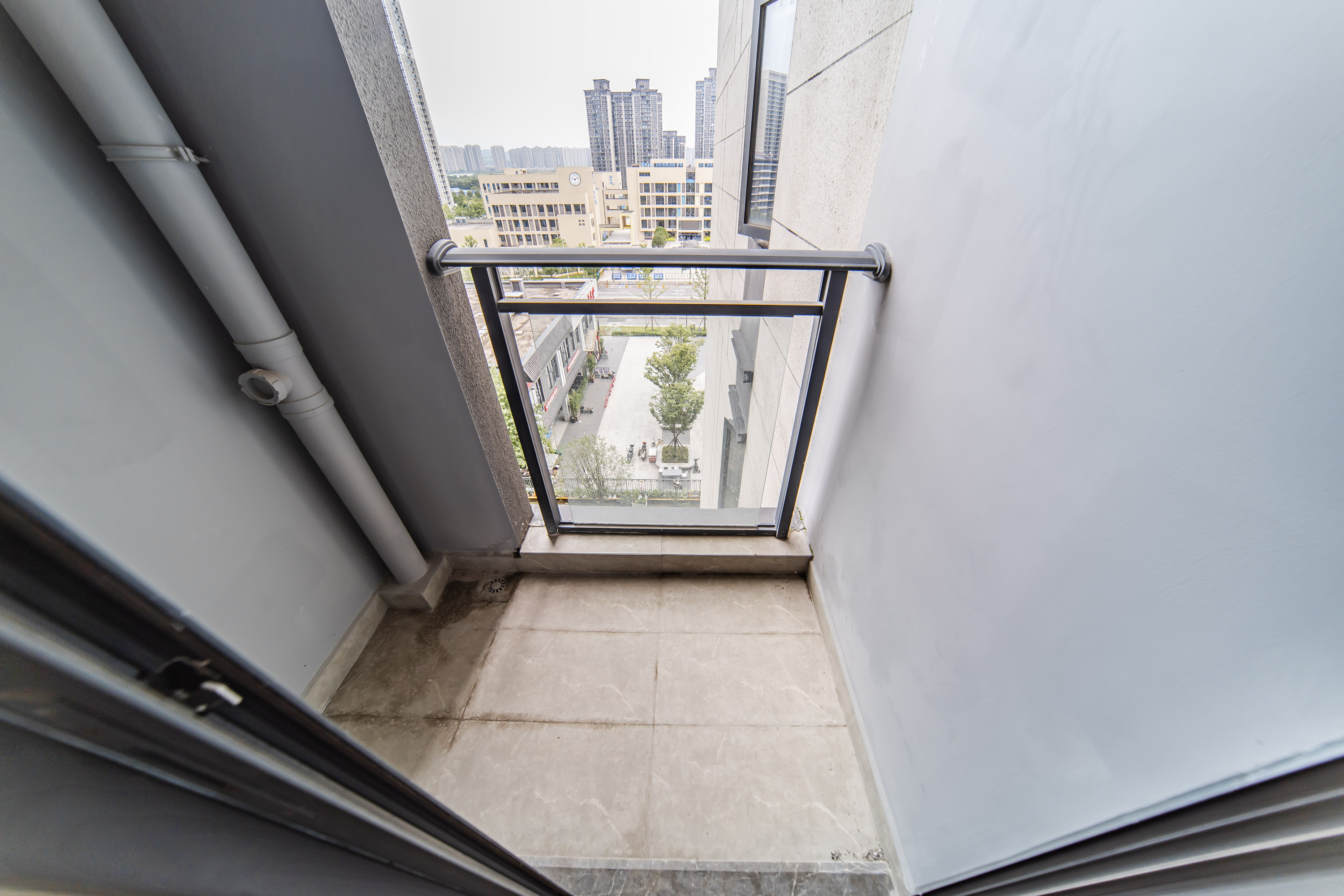 中海阅麓山一期  4室2厅2卫    214.0万阳台