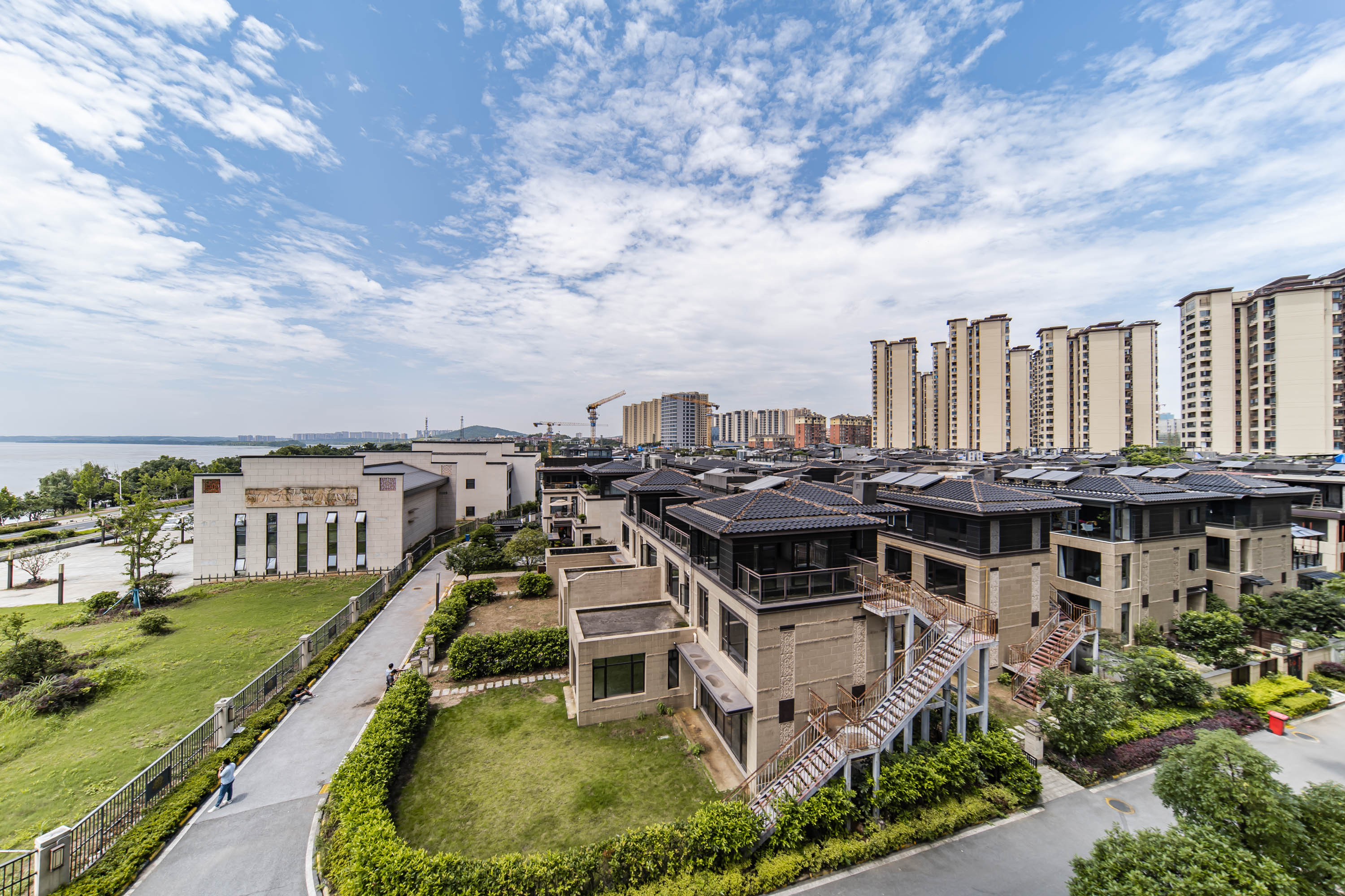 蓝光雍锦半岛  4室2厅3卫   350.00万其他