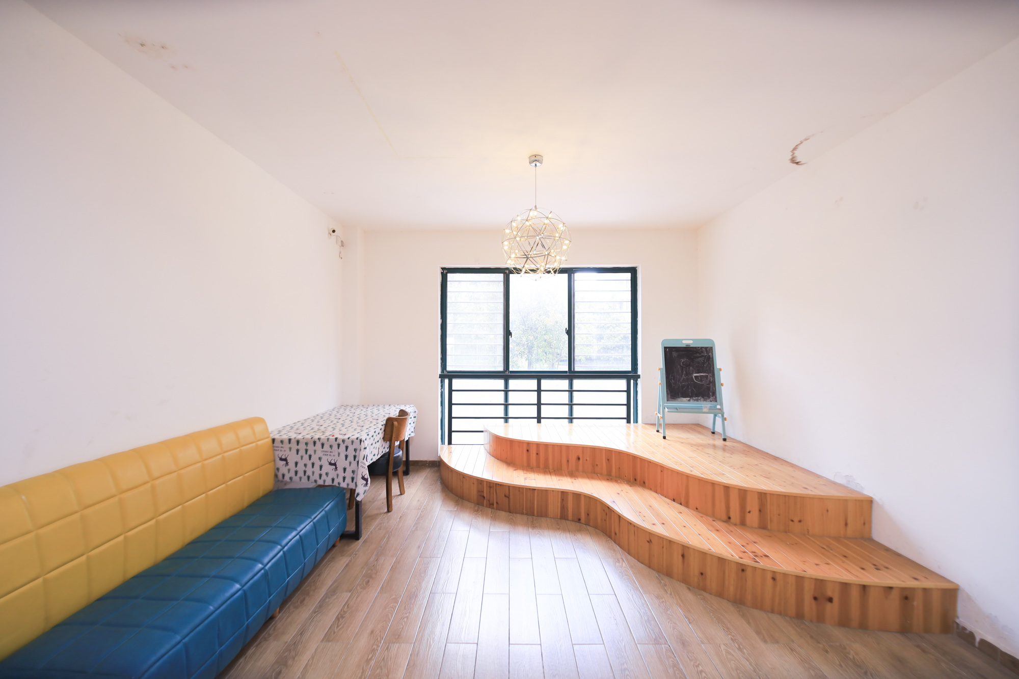 华盛世纪新城  4室2厅1卫    95.0万 华盛世纪新城  4室2厅1卫    95.0万客厅