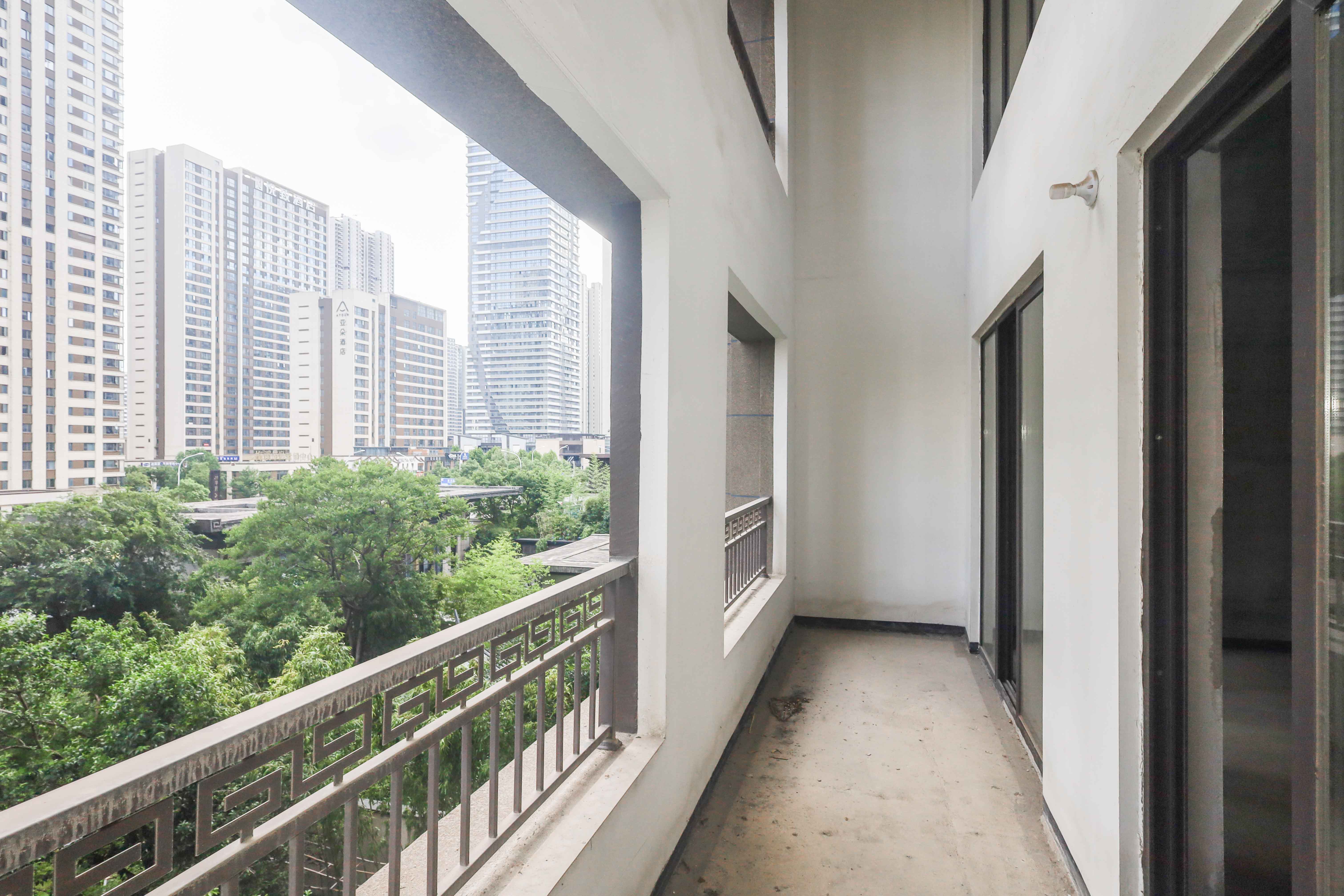 建发央著  4室2厅2卫   206.00万阳台