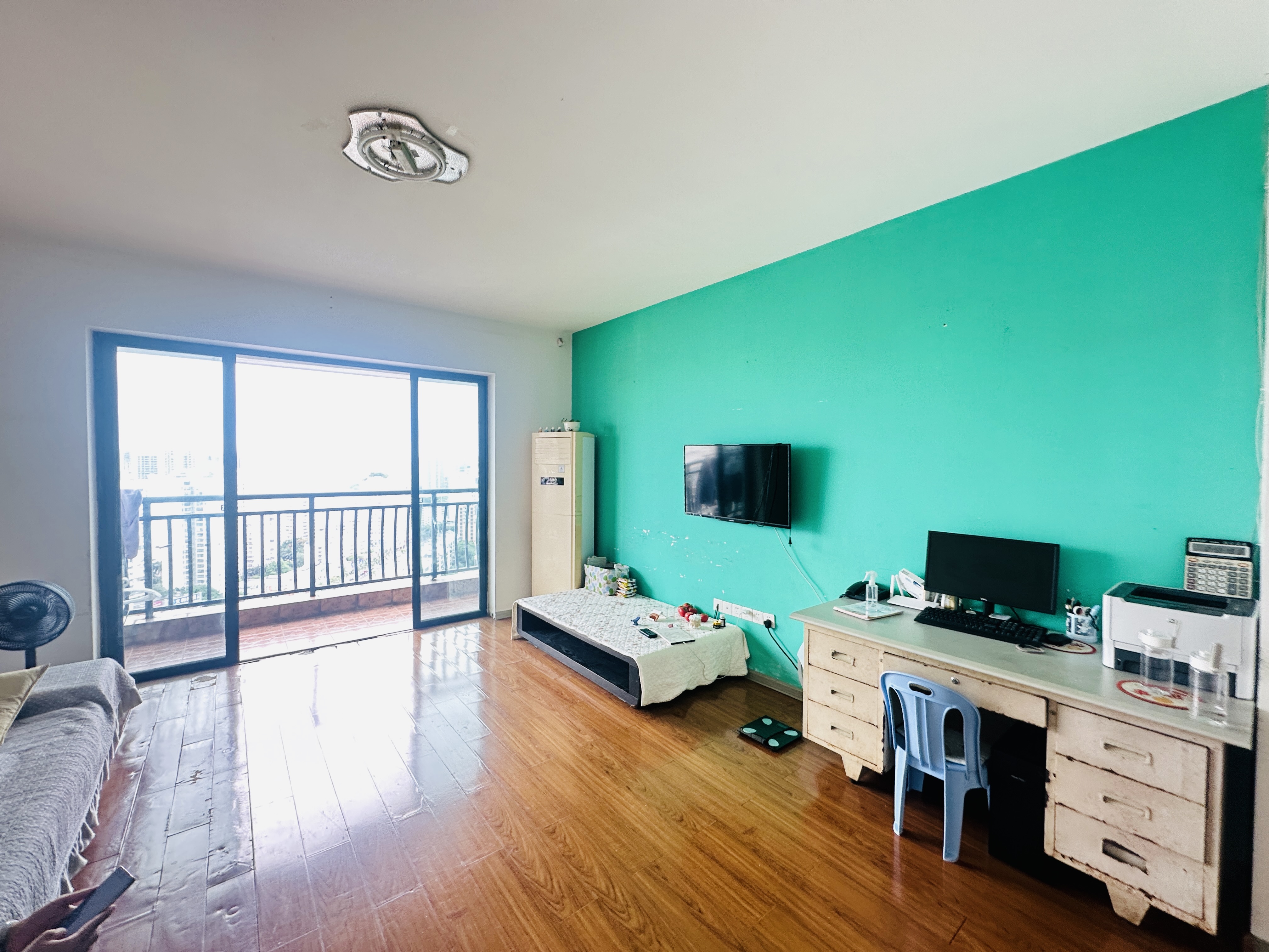 滨海贵族 3室2厅2卫 176.0万 滨海贵族 3室2厅2卫 176.0万客厅