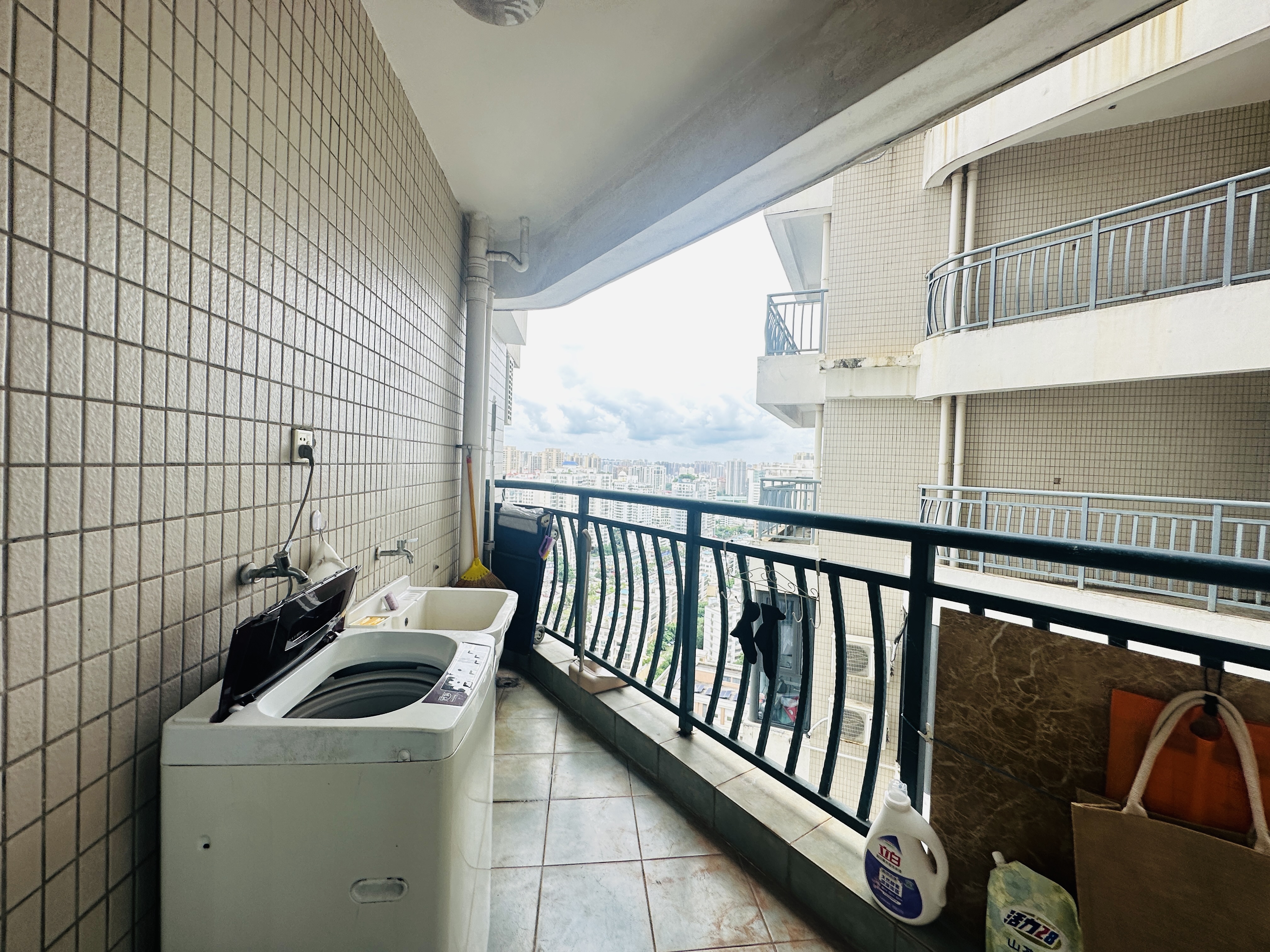 滨海贵族 3室2厅2卫 176.0万 滨海贵族 3室2厅2卫 176.0万阳台