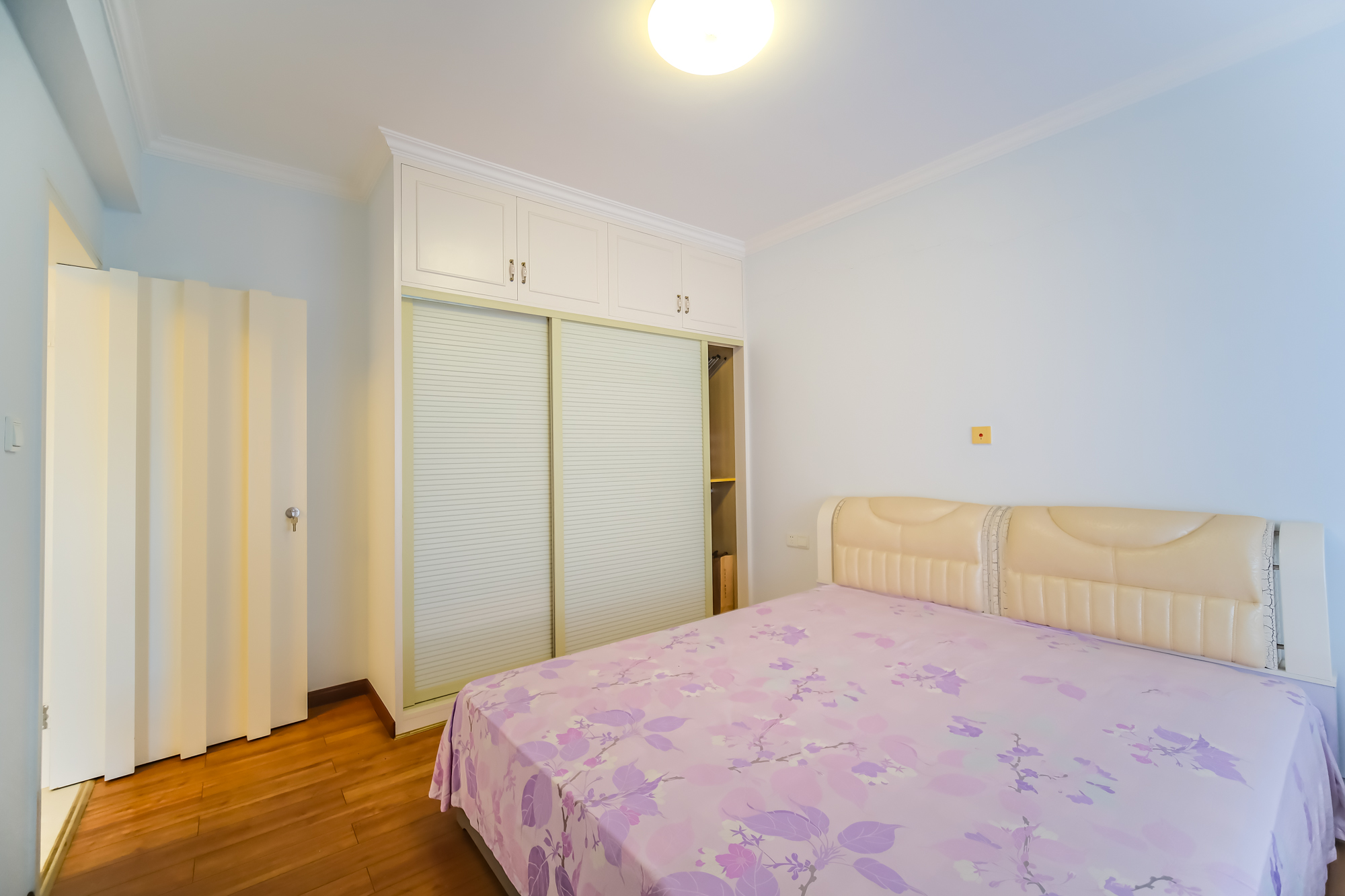 三一街区 3室2厅1卫 59.8万 三一街区 3室2厅1卫 59.8万卧室