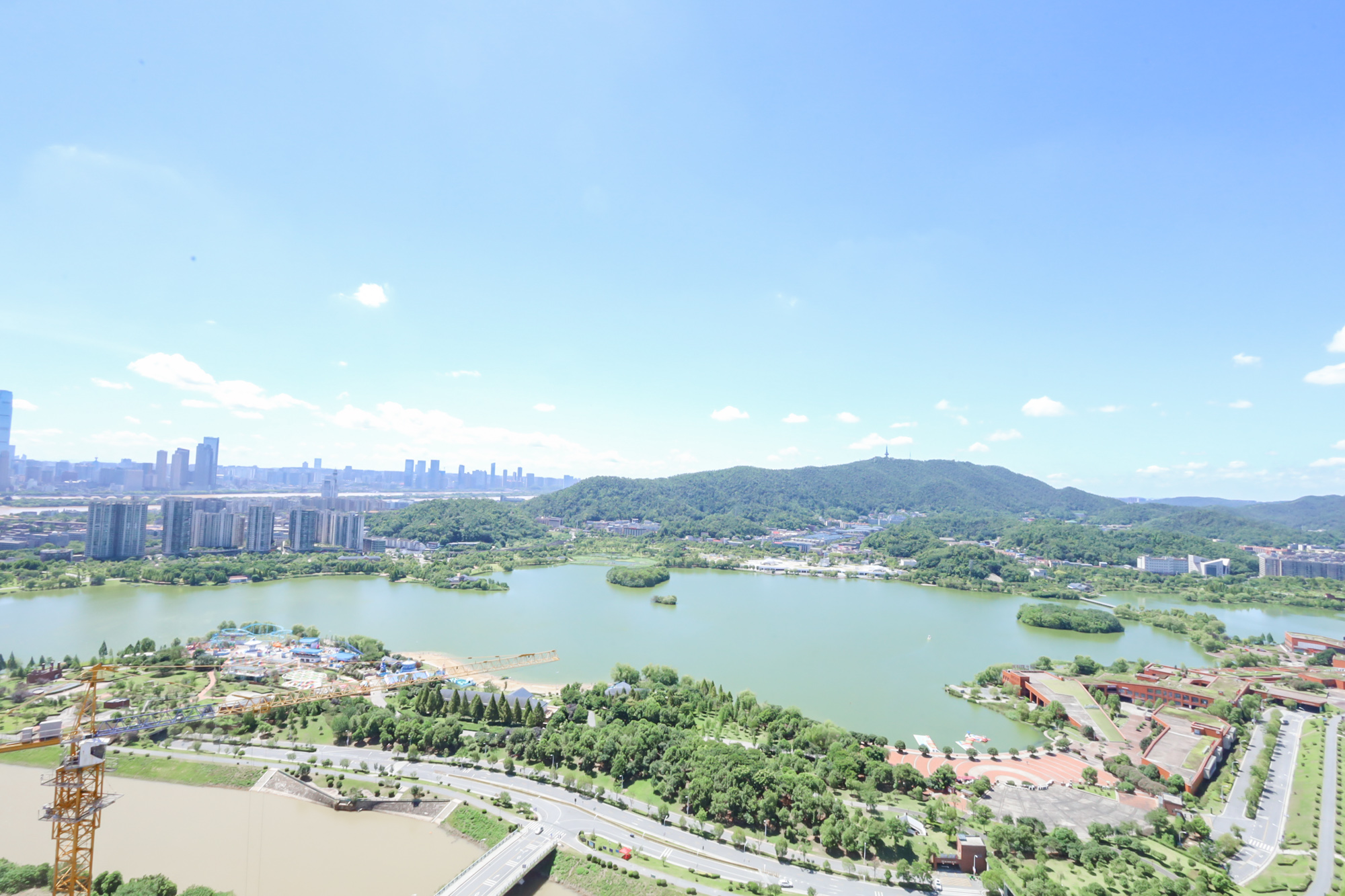 越秀悦湖台  4室2厅2卫   280.00万其他