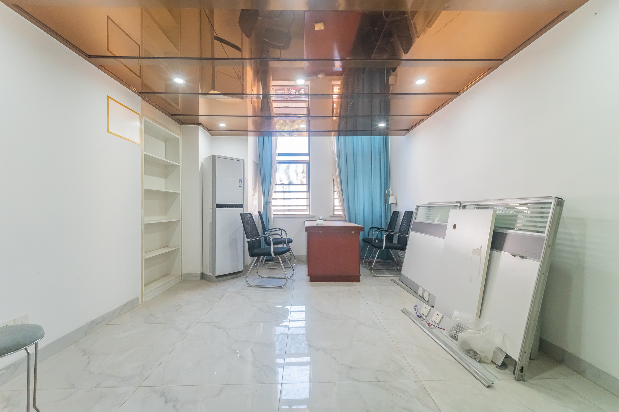 华润置地广场二期 1室1厅1卫 30.0万 华润置地广场二期 1室1厅1卫 30.0万客厅