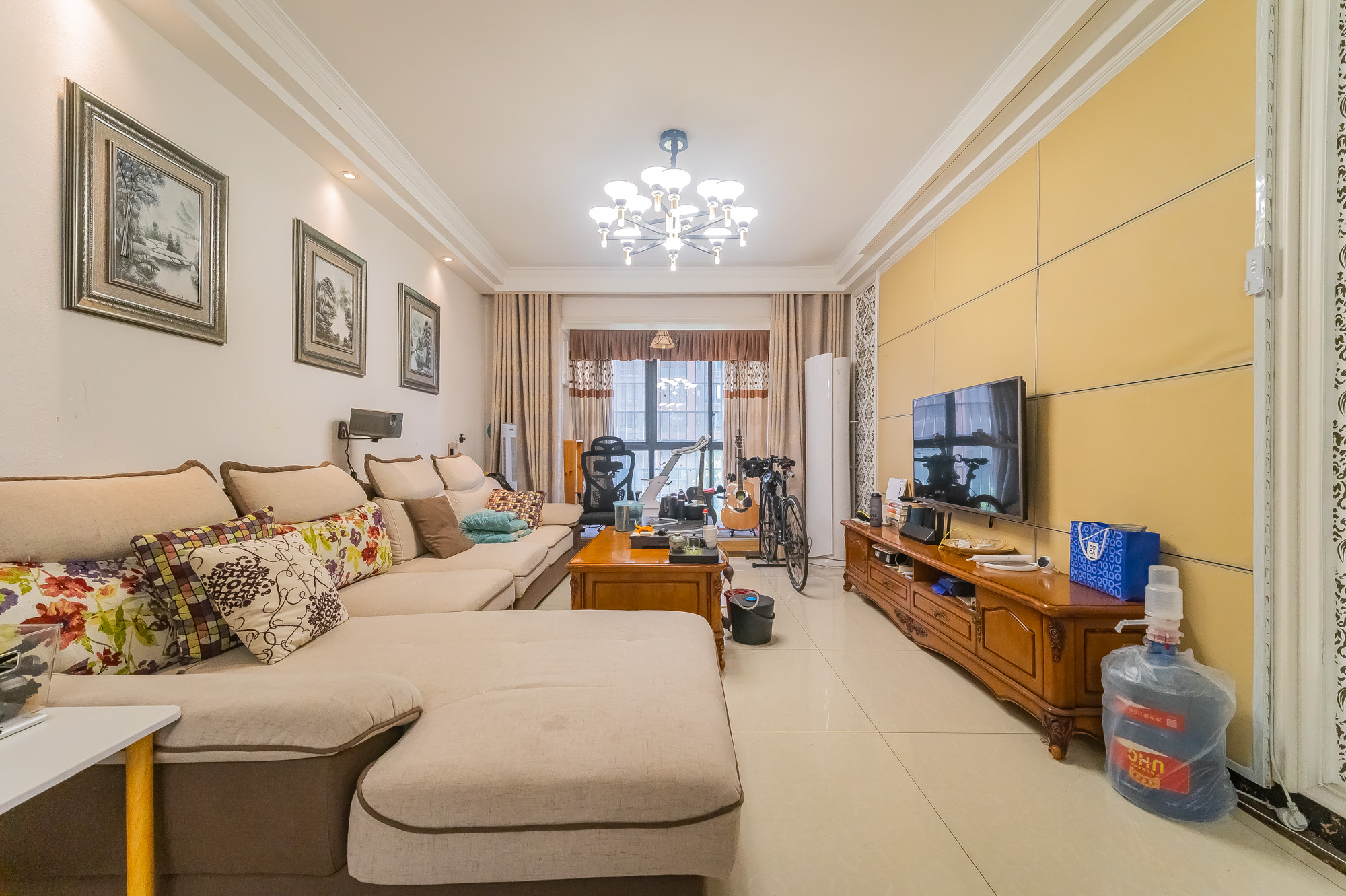 海伦春天  3室2厅2卫    99.98万客厅