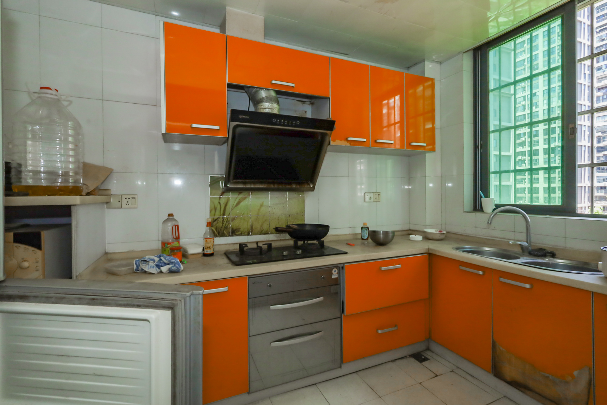 天峰名苑  6室3厅2卫    95.0万厨房