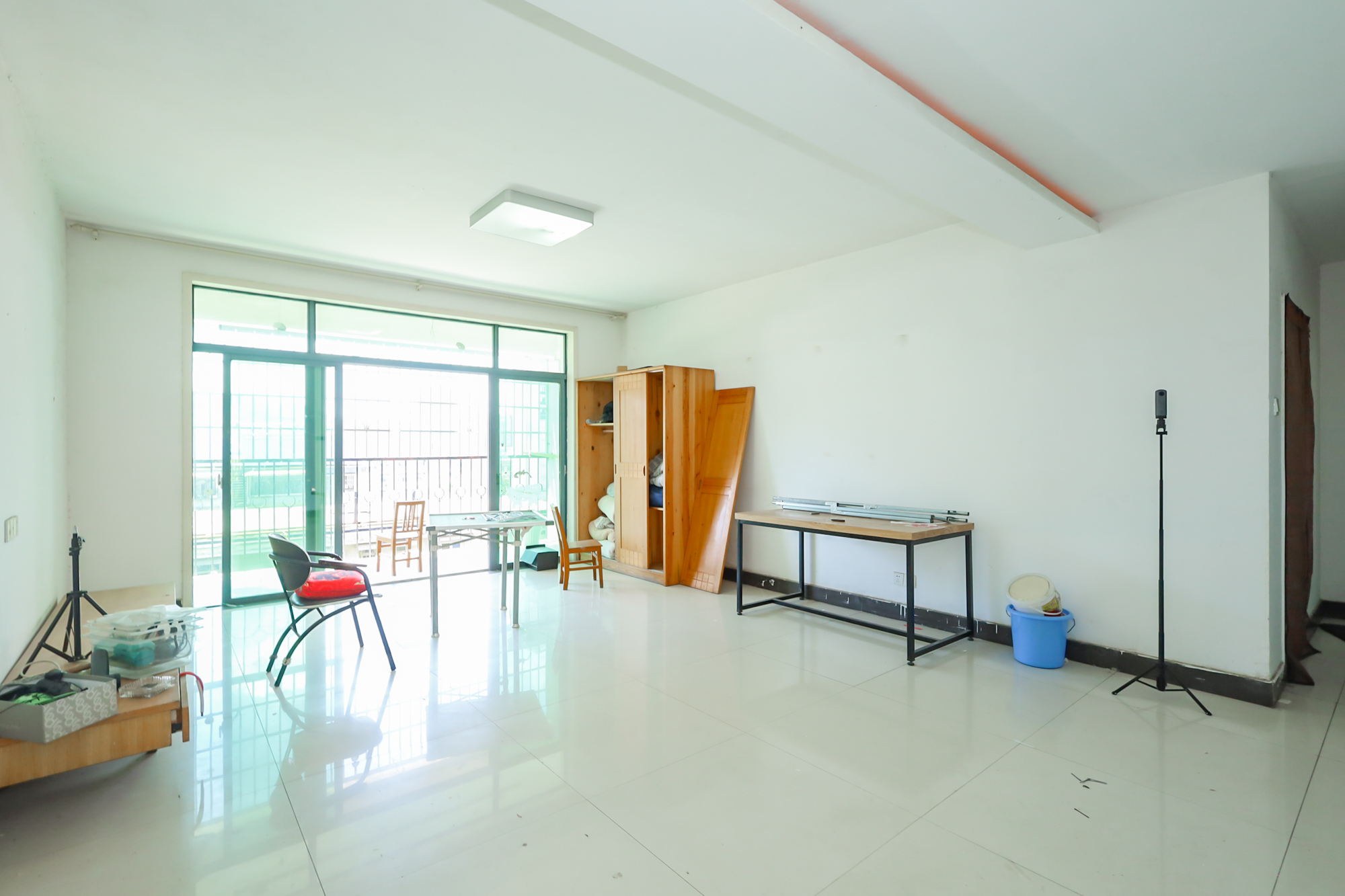 天峰名苑  6室3厅2卫    95.0万客厅