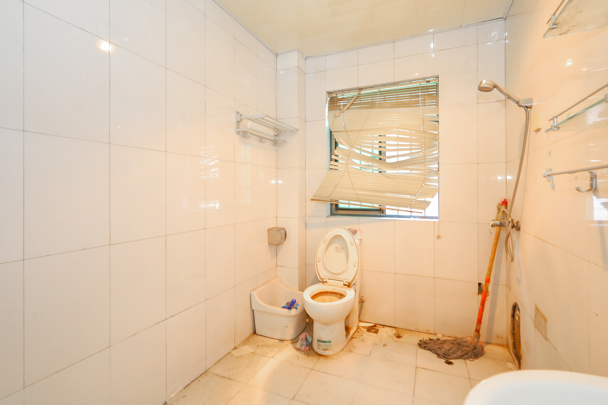 天峰名苑  6室3厅2卫    95.0万卫生间