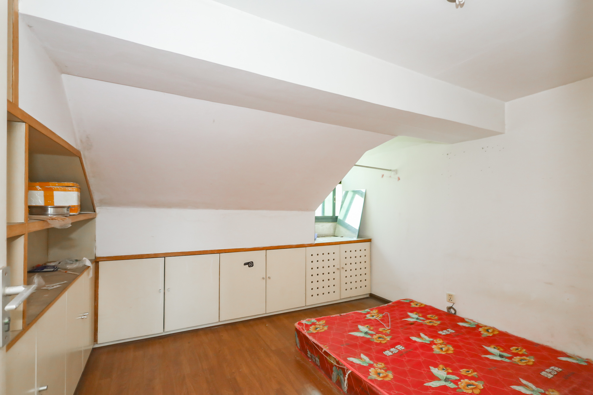 天峰名苑  6室3厅2卫    95.0万卧室