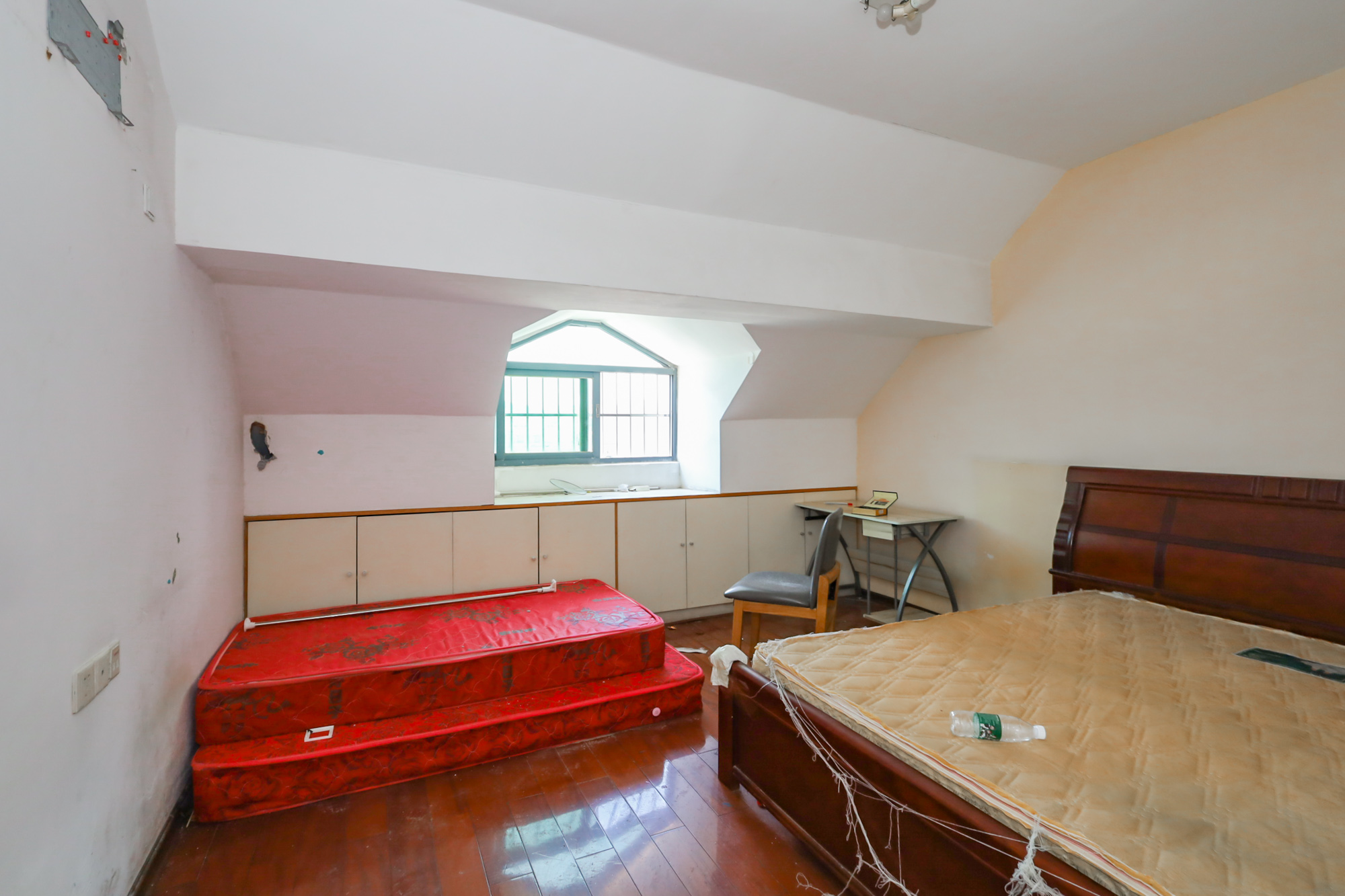 天峰名苑  6室3厅2卫    95.0万卧室