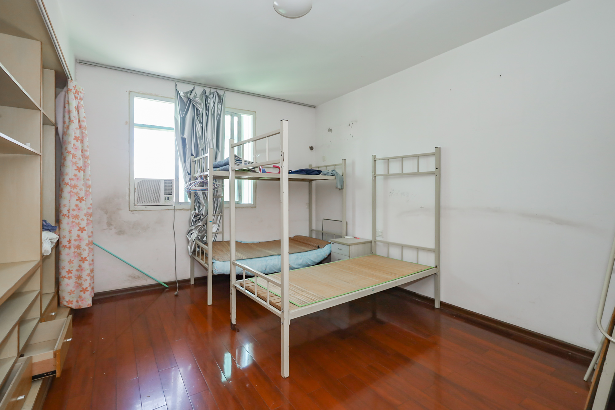 天峰名苑 6室3厅2卫 95.0万 天峰名苑 6室3厅2卫 95.0万卧室