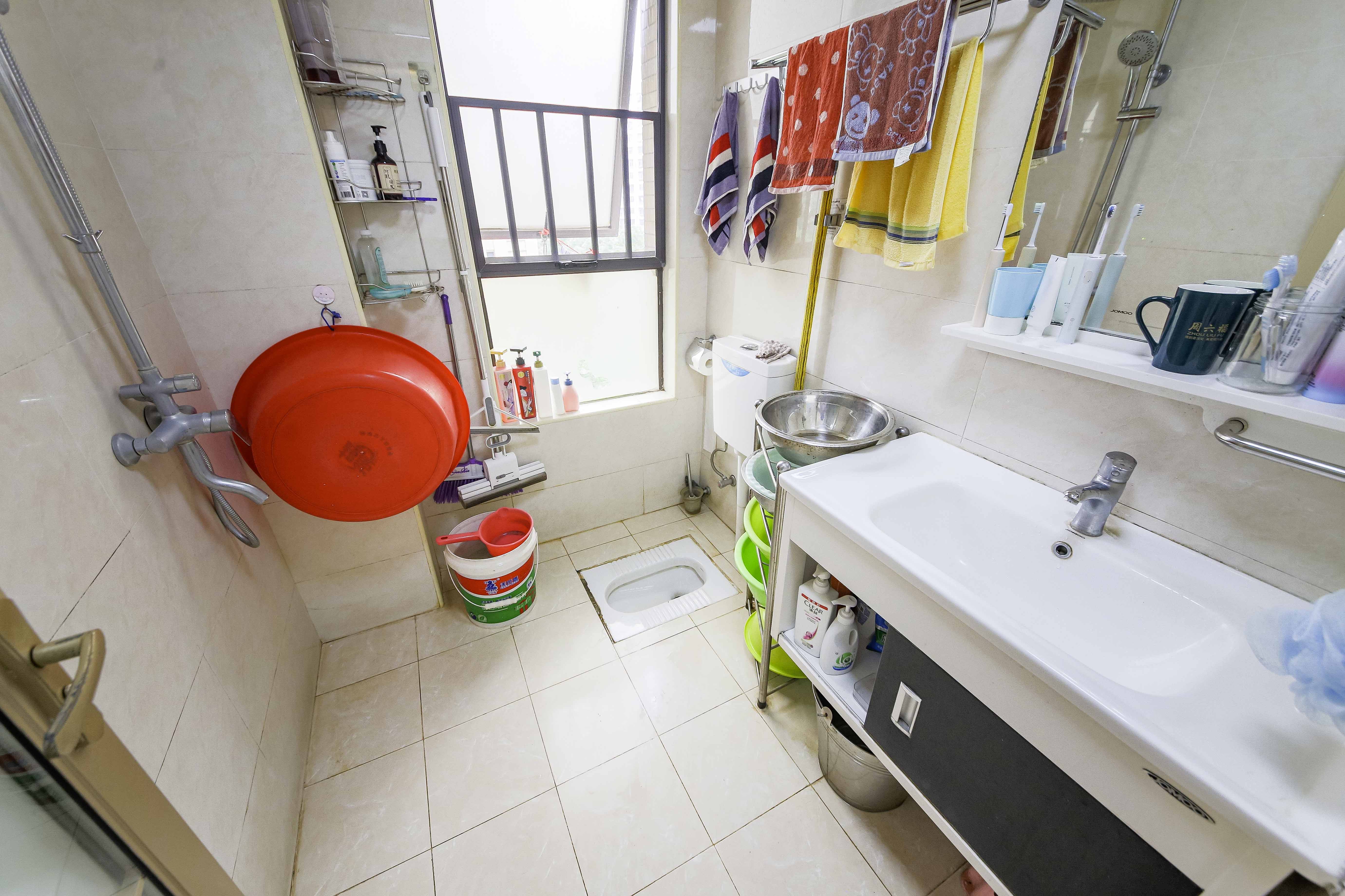 奥林匹克花园贡院三期  3室1厅1卫   100.00万卫生间