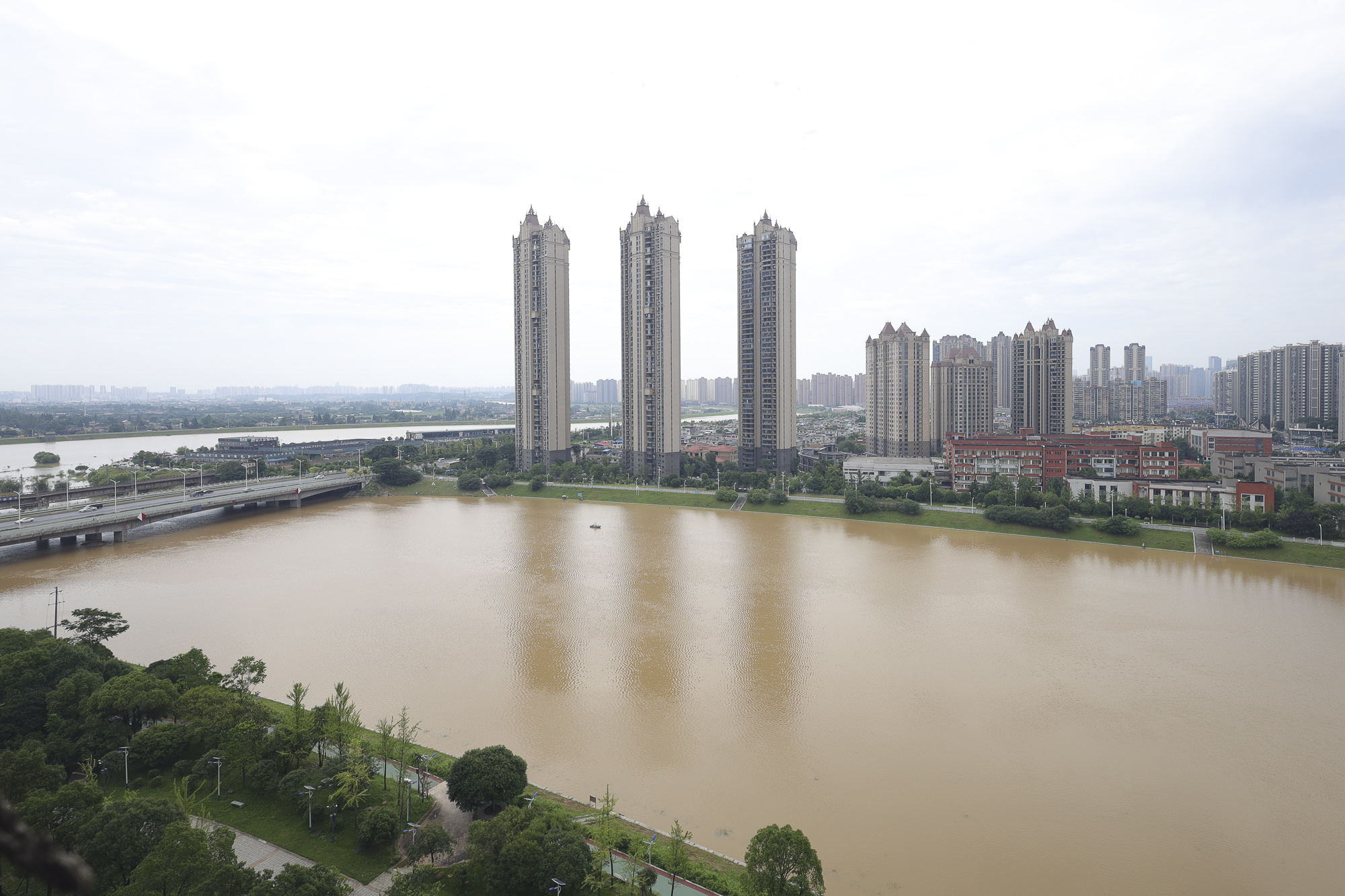 双湾国际（湘江御景花园）  3室2厅2卫   129.80万其他
