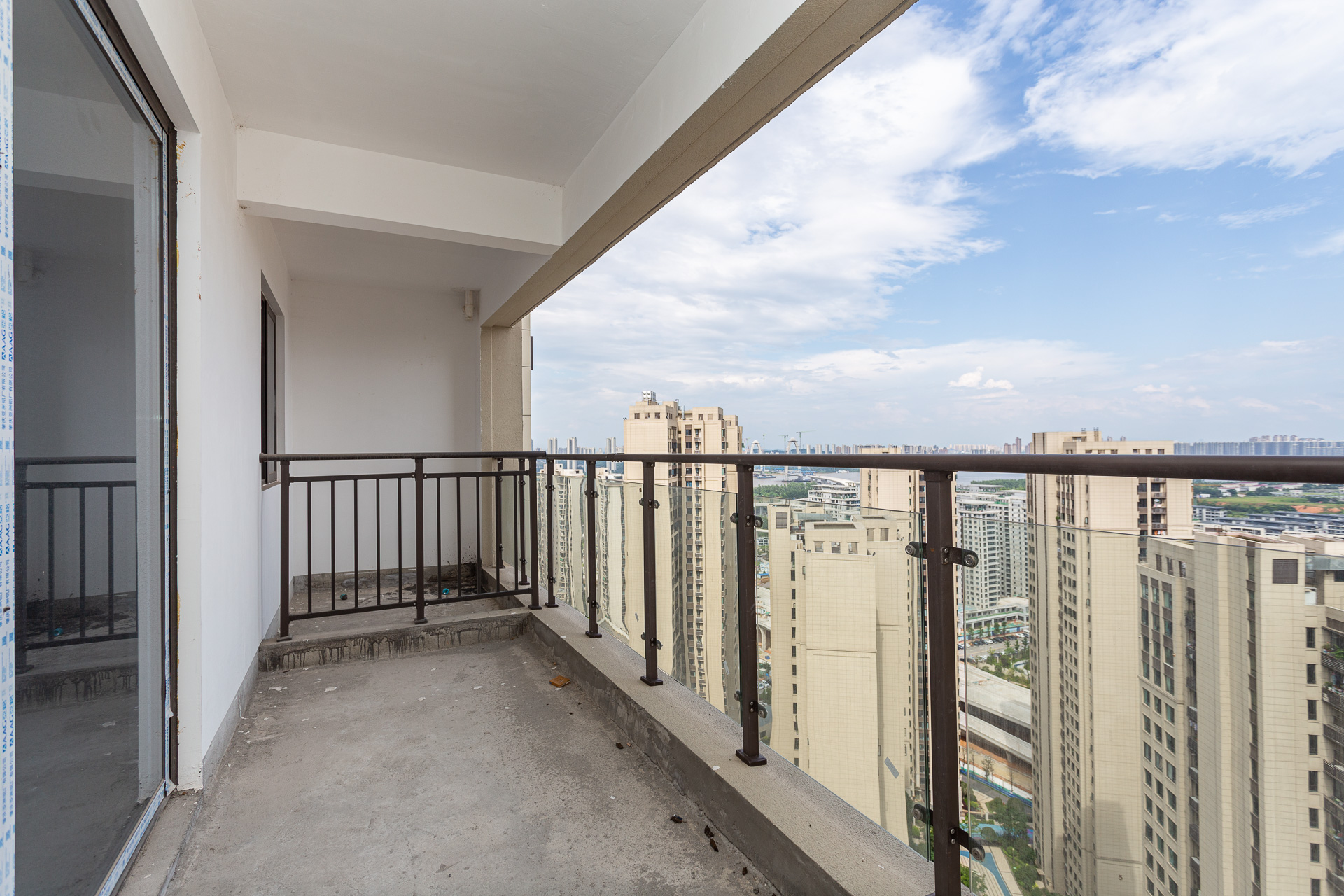 润和湘江天地D区 4室2厅2卫 159.8万 润和湘江天地D区 4室2厅2卫 159.8万阳台