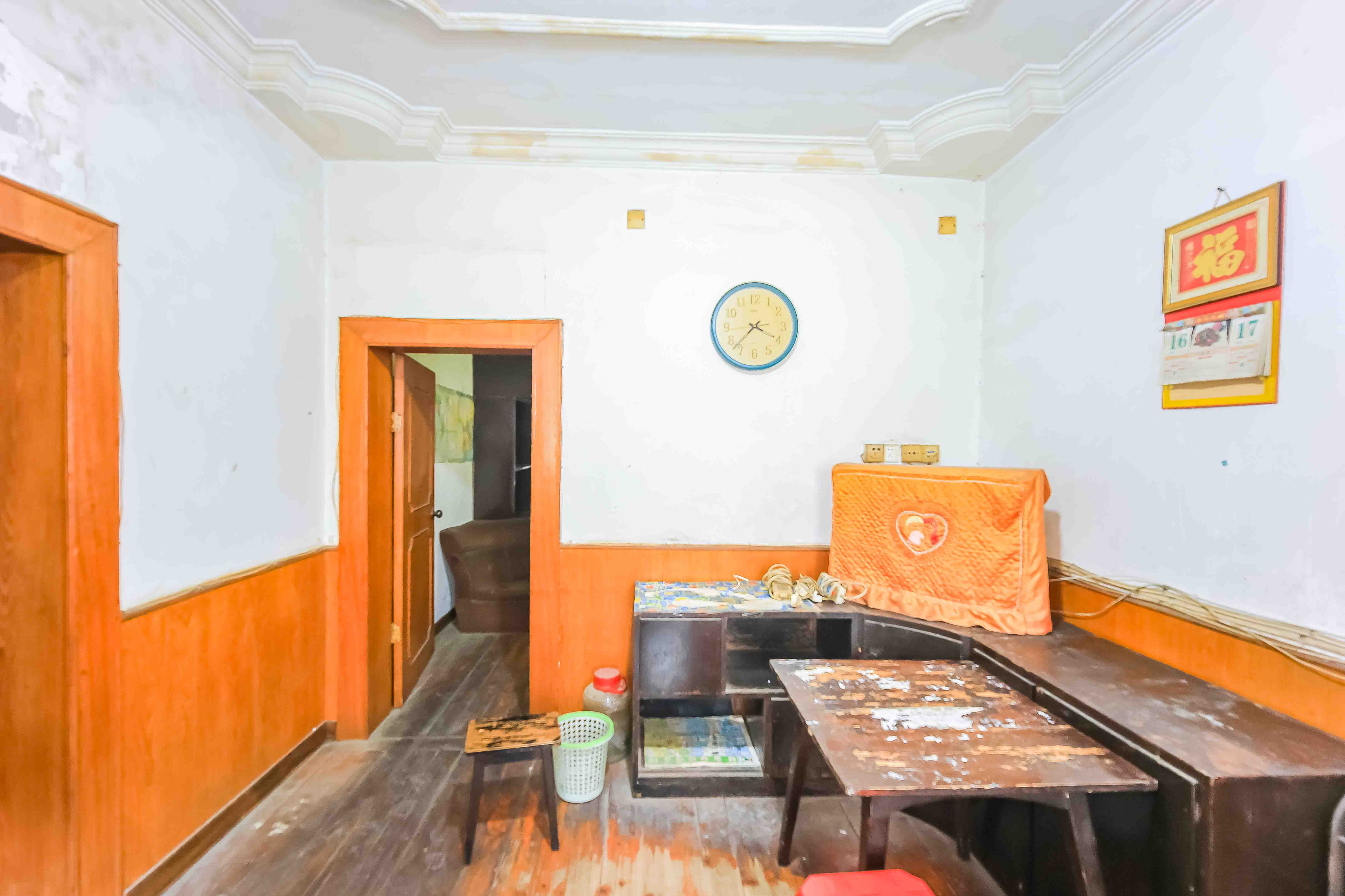 向东南社区  2室1厅1卫    30.0万 向东南社区  2室1厅1卫    30.0万客厅