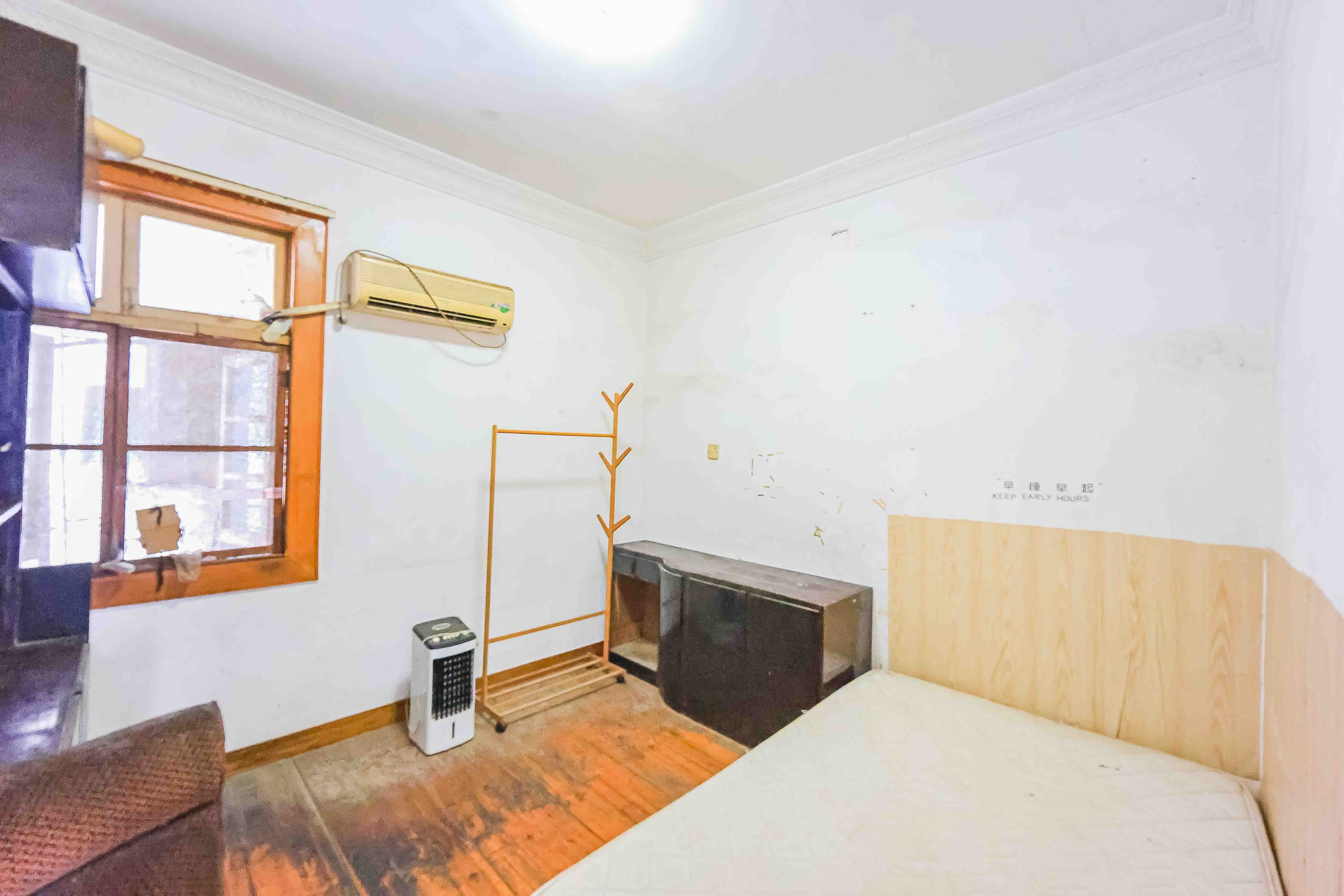 向东南社区  2室1厅1卫    30.0万 向东南社区  2室1厅1卫    30.0万卧室