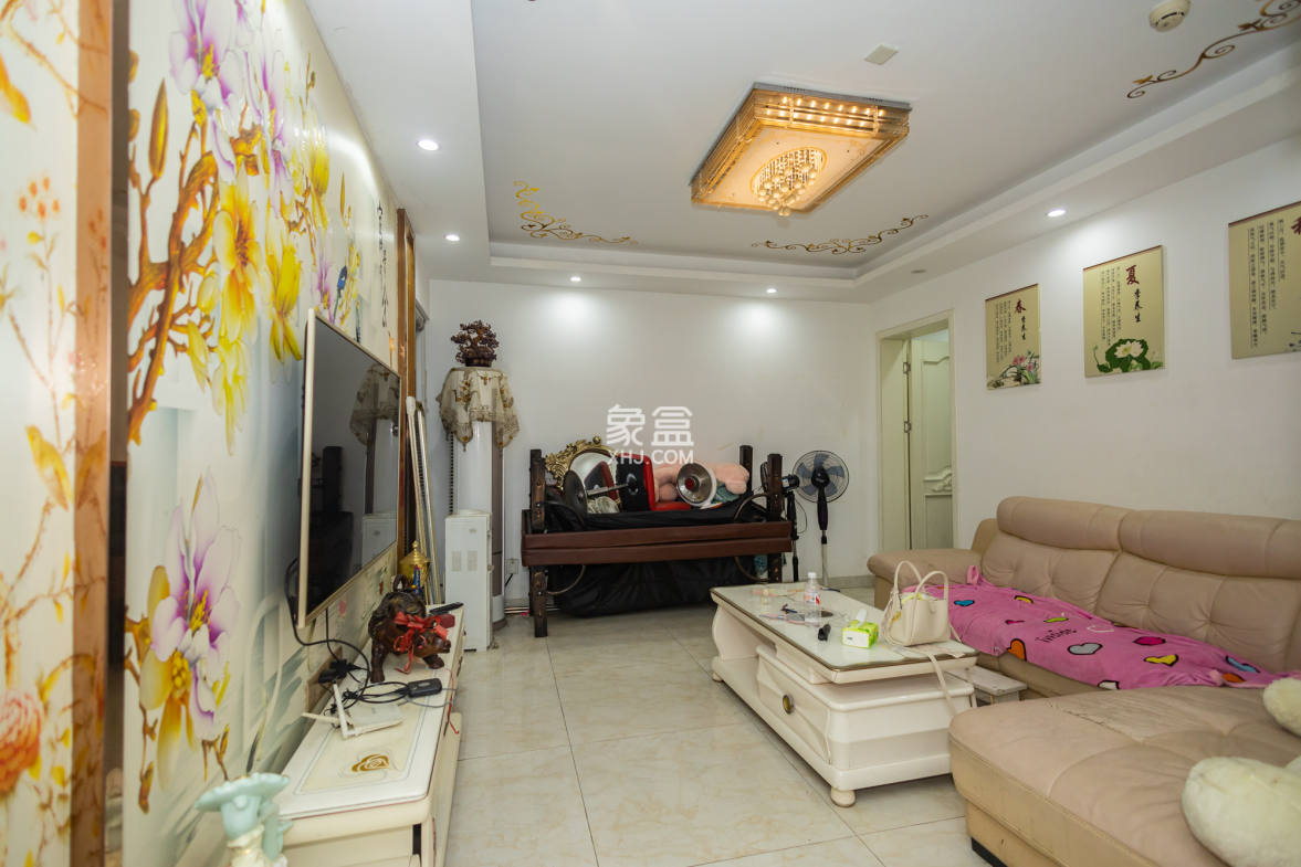 新长海广场  4室2厅2卫    63.8万 新长海广场  4室2厅2卫    63.8万客厅