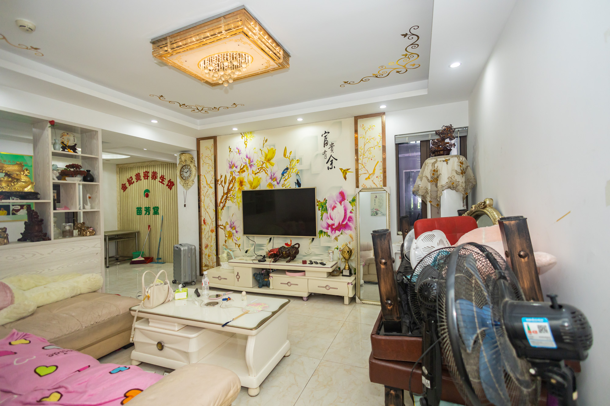 新长海广场  4室2厅2卫    63.8万 新长海广场  4室2厅2卫    63.8万客厅