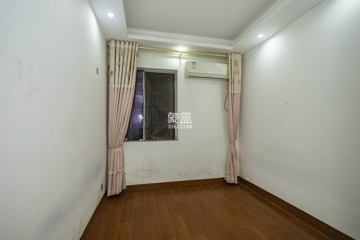 新长海广场  4室2厅2卫    63.8万 新长海广场  4室2厅2卫    63.8万卧室