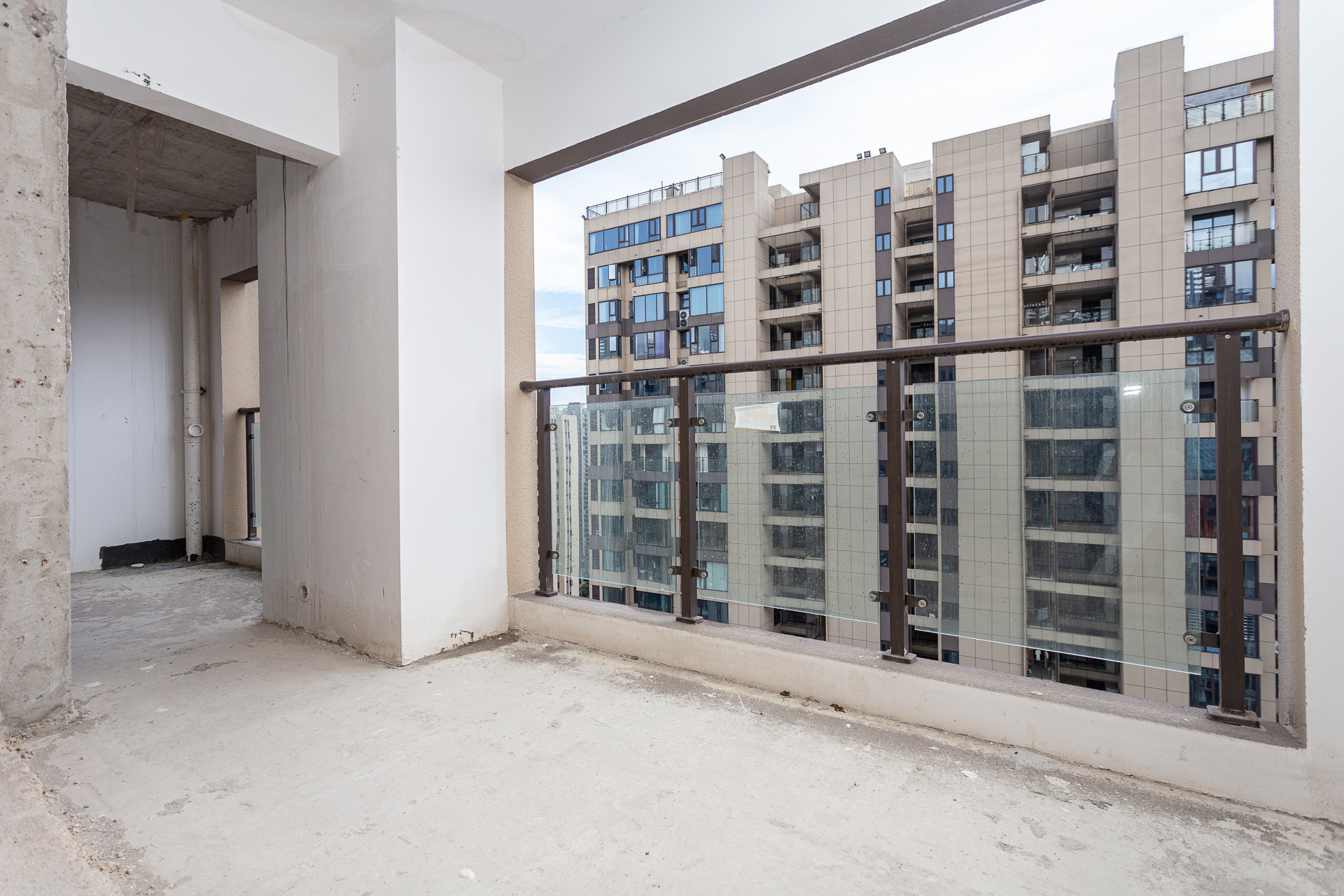 润和湘江天地C区 3室2厅2卫 135.0万 润和湘江天地C区 3室2厅2卫 135.0万阳台