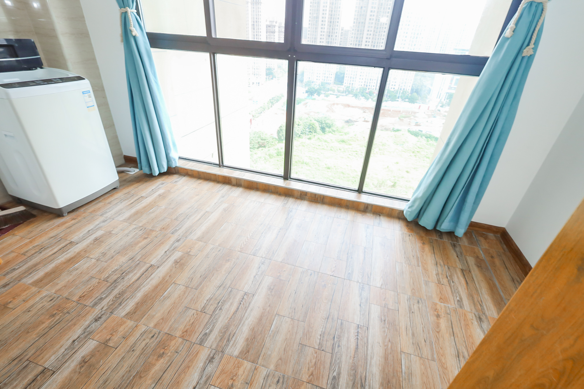光明E城  3室2厅2卫   130.00万阳台