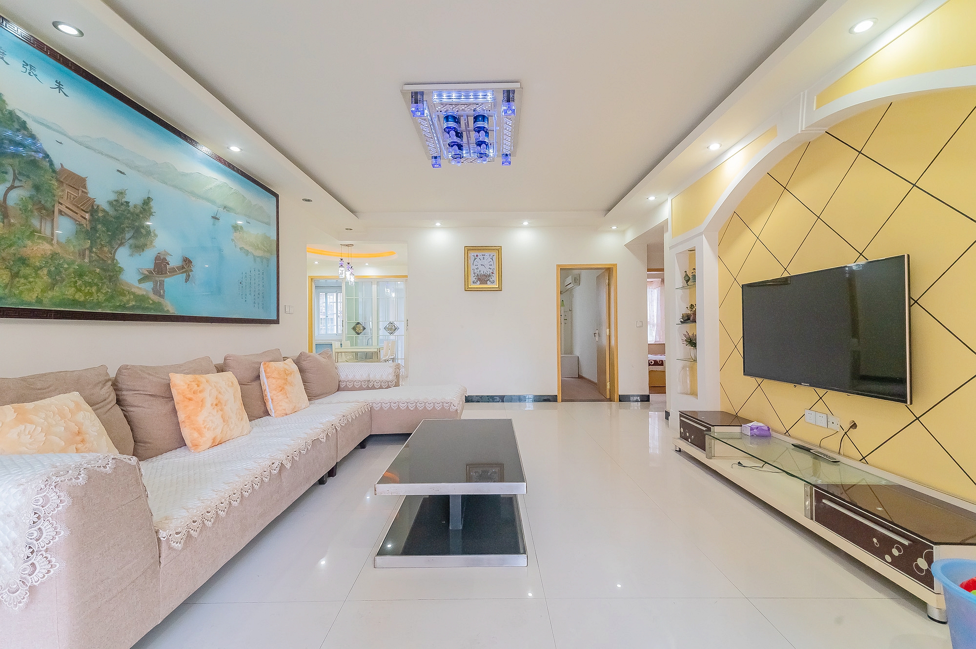 彩都公寓  3室2厅2卫    76.0万 彩都公寓  3室2厅2卫    76.0万客厅