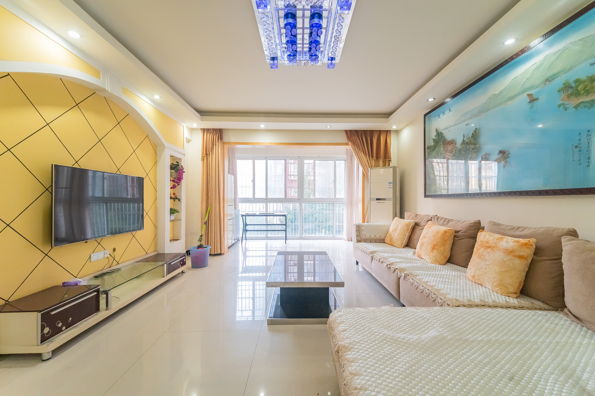 彩都公寓  3室2厅2卫    76.0万 彩都公寓  3室2厅2卫    76.0万客厅