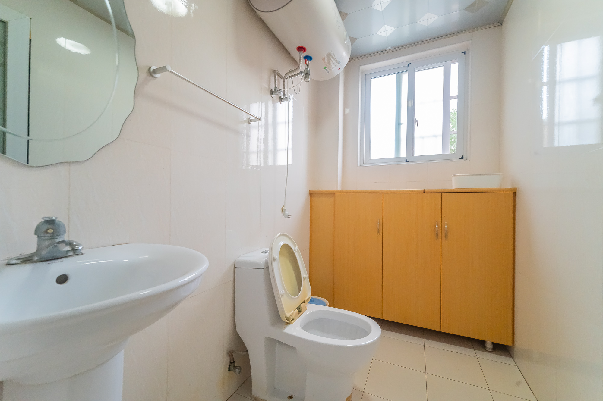 彩都公寓  3室2厅2卫    76.0万卫生间