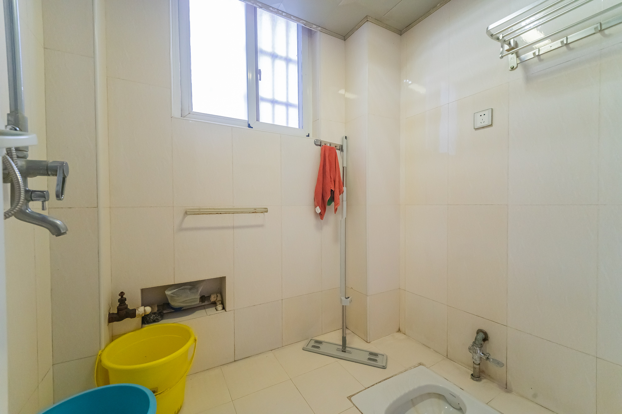 彩都公寓  3室2厅2卫    76.0万卫生间