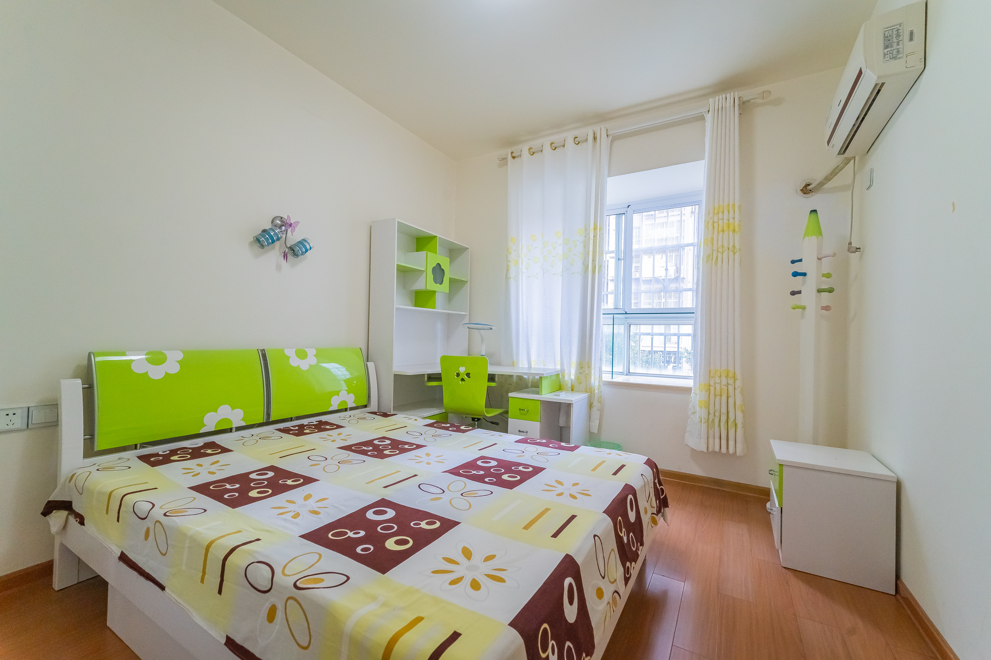 彩都公寓  3室2厅2卫    76.0万卧室