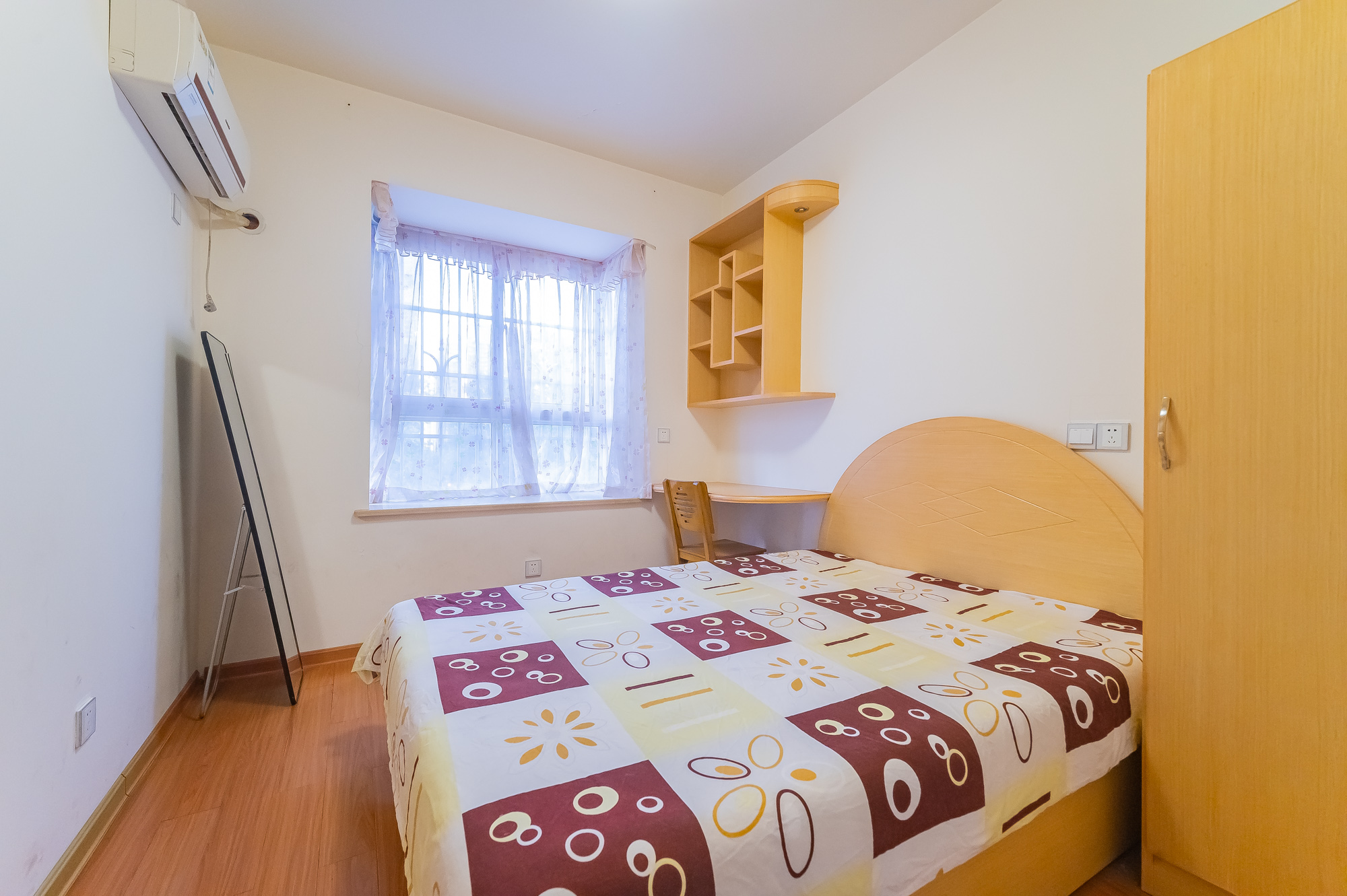 彩都公寓  3室2厅2卫    76.0万卧室