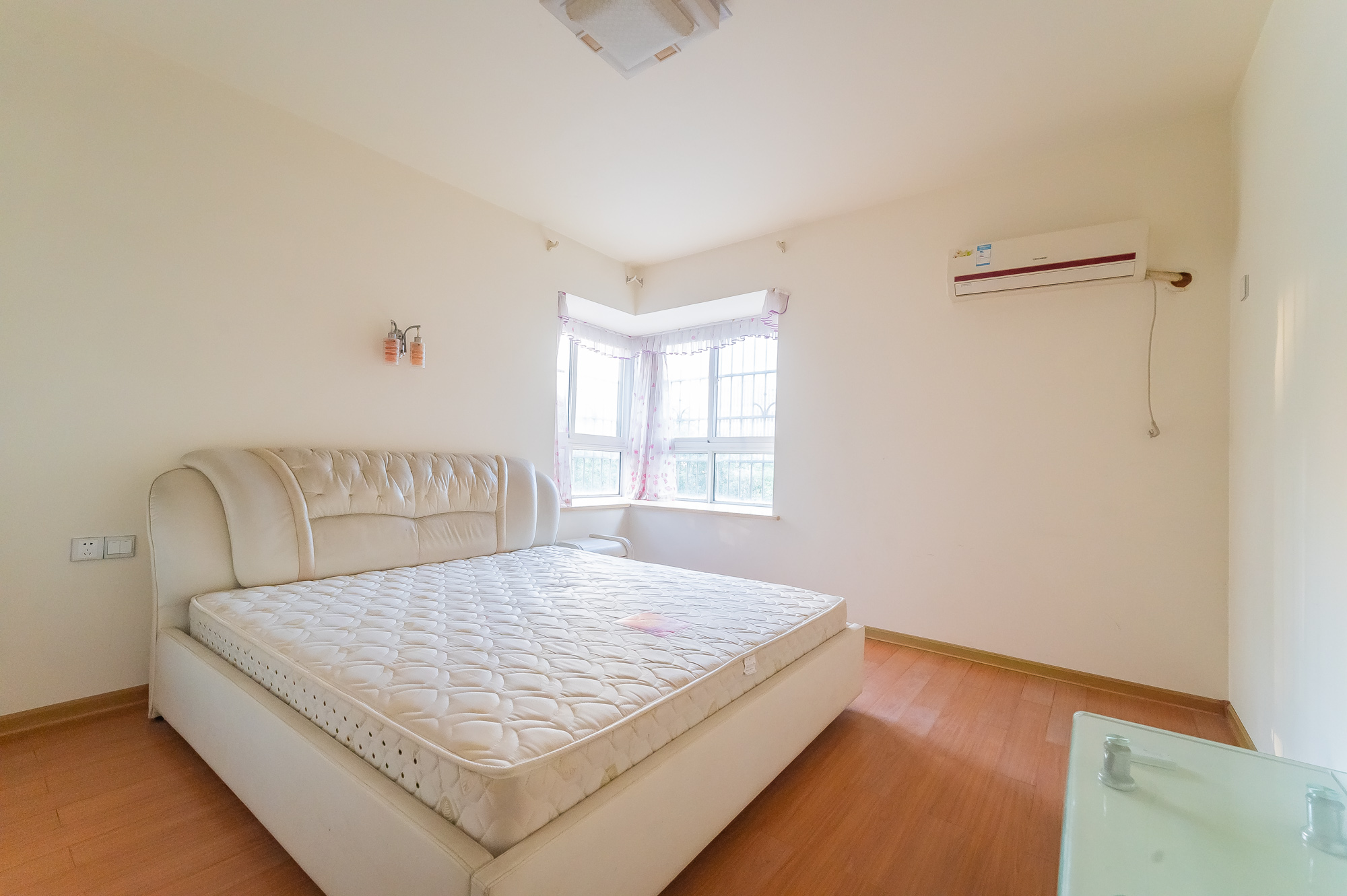 彩都公寓  3室2厅2卫    76.0万卧室