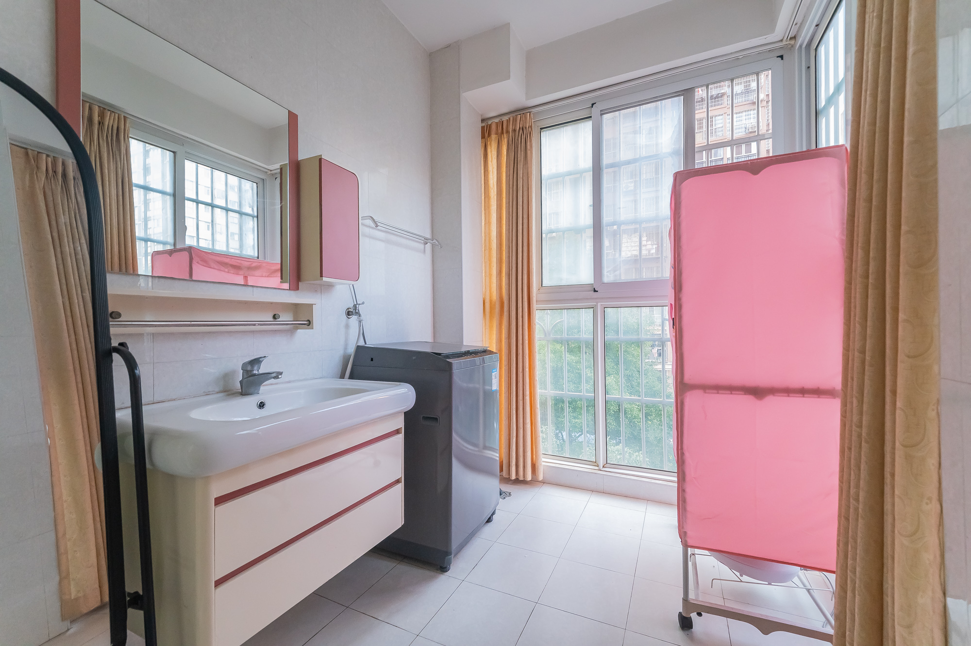 彩都公寓  3室2厅2卫    76.0万阳台