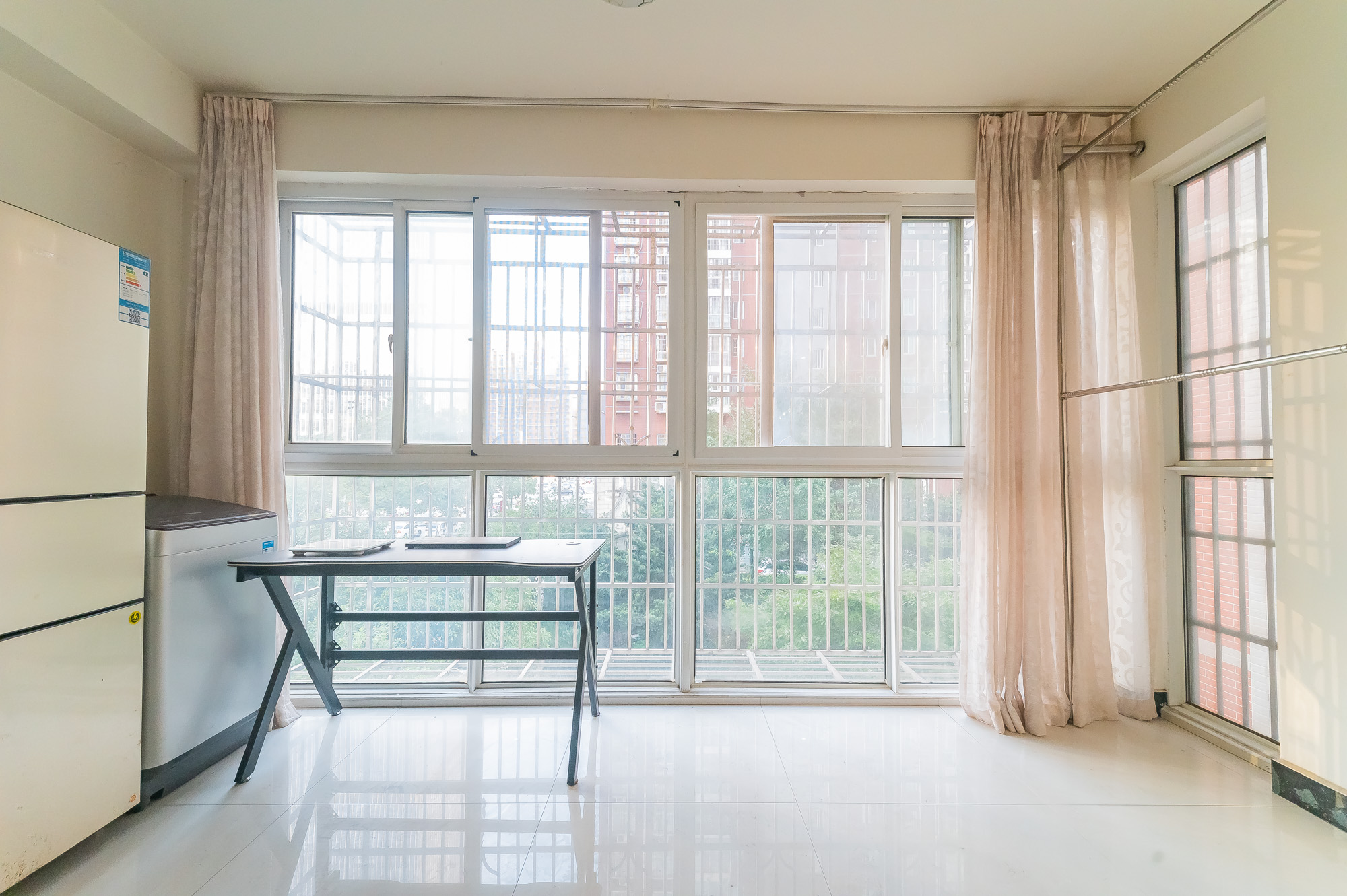 彩都公寓  3室2厅2卫    76.0万阳台