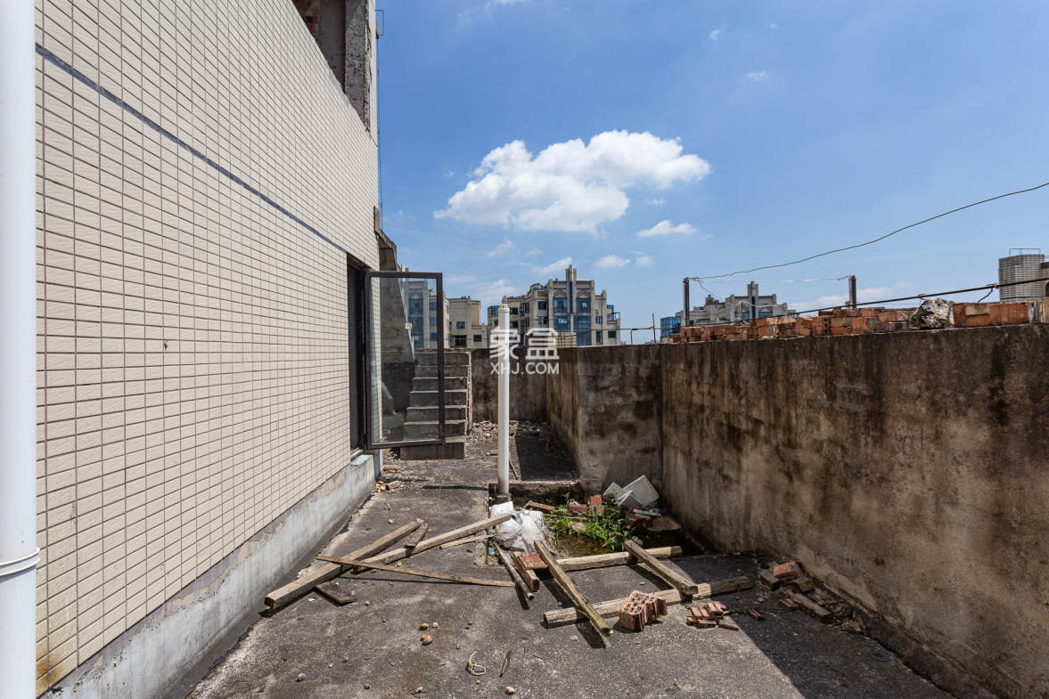 乾源国际 3室2厅2卫 59.0万 乾源国际 3室2厅2卫 59.0万阳台