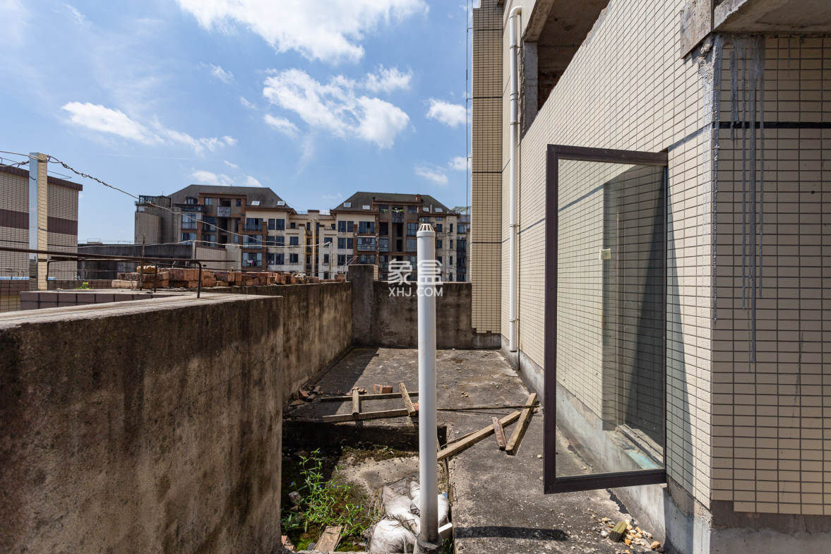 乾源国际 3室2厅2卫 59.0万 乾源国际 3室2厅2卫 59.0万阳台