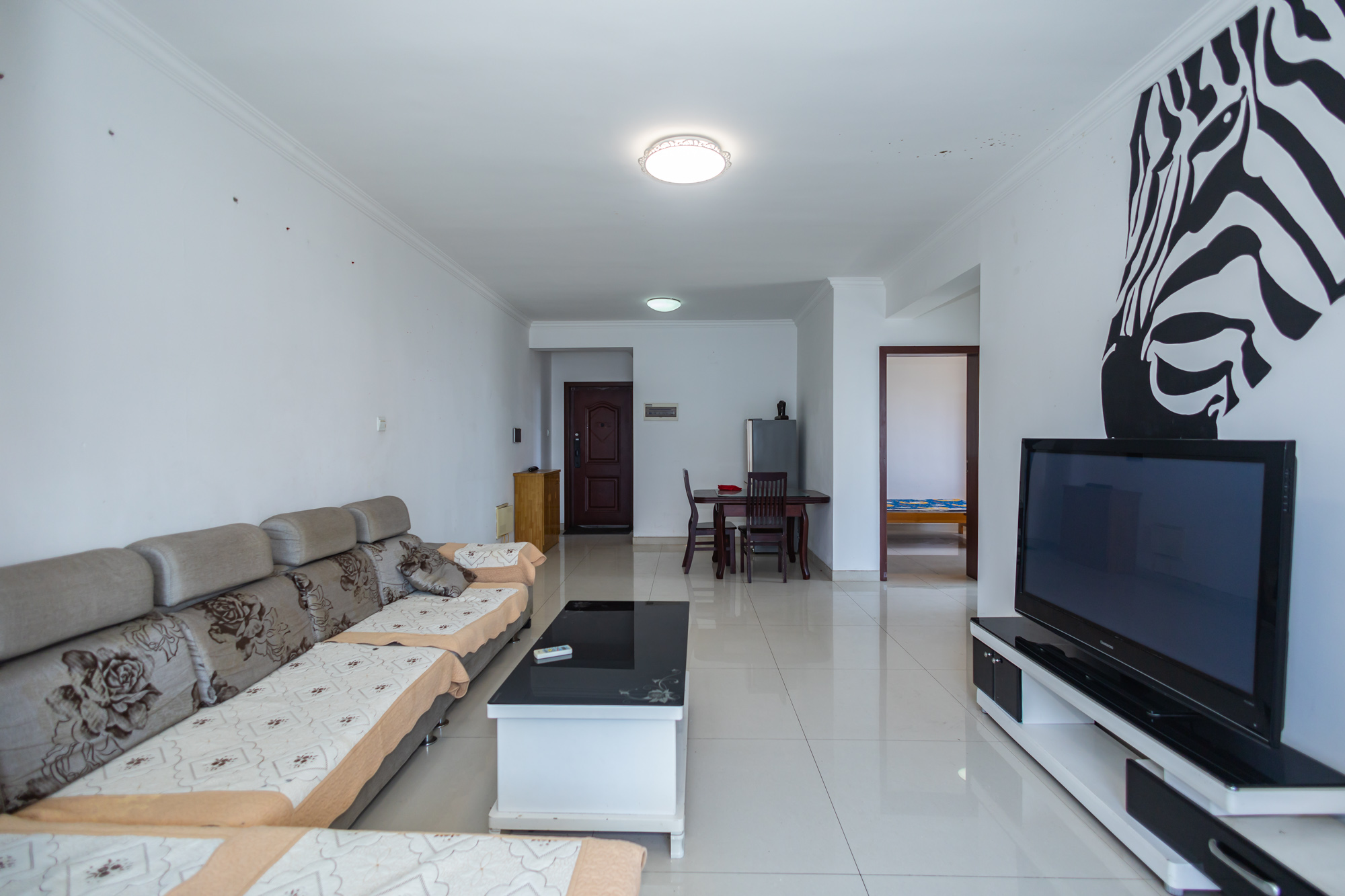 恒广国际景园一二区  1室2厅1卫    61.8万 恒广国际景园一二区  1室2厅1卫    61.8万客厅