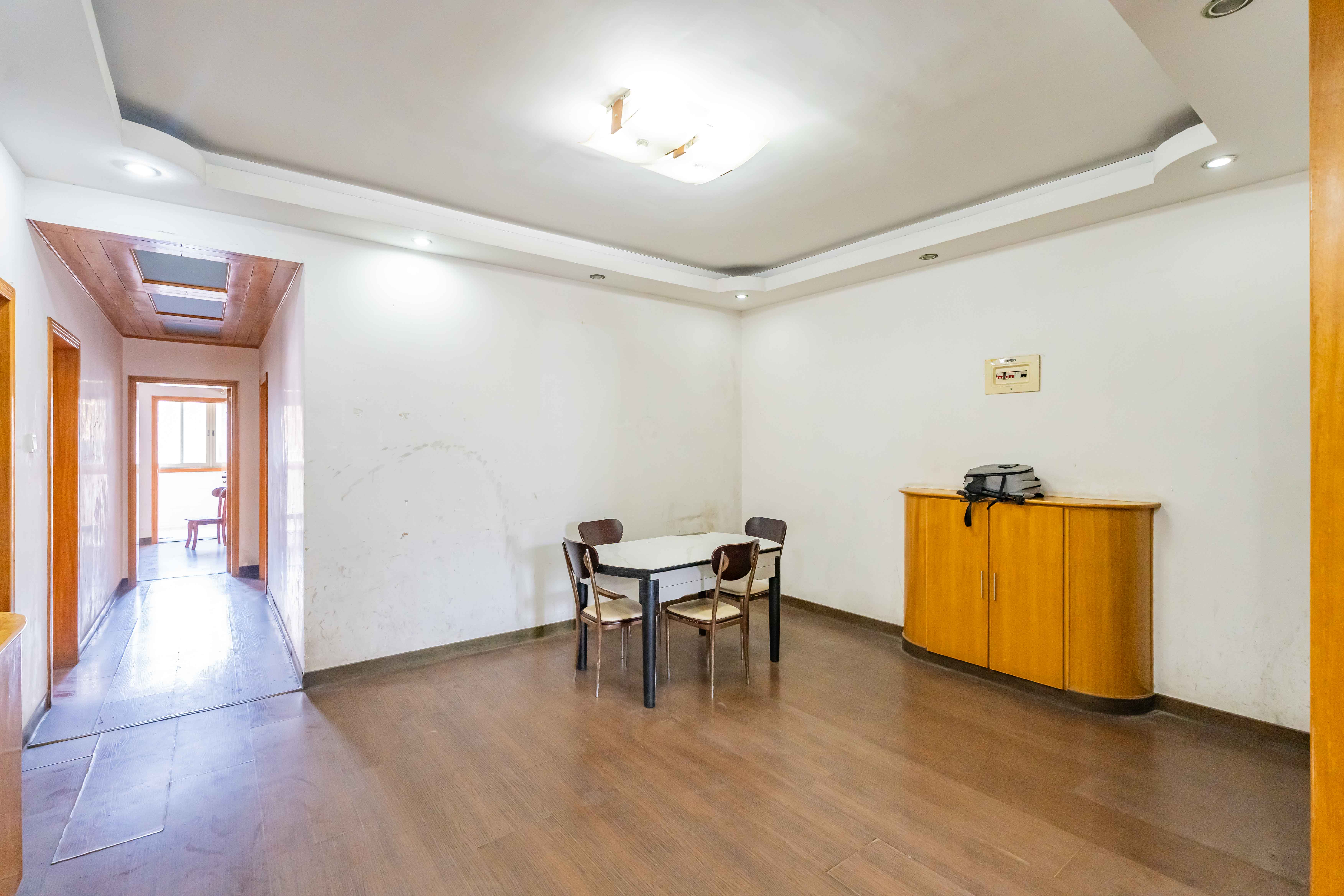 建湘新村  4室2厅2卫   86.00万客厅